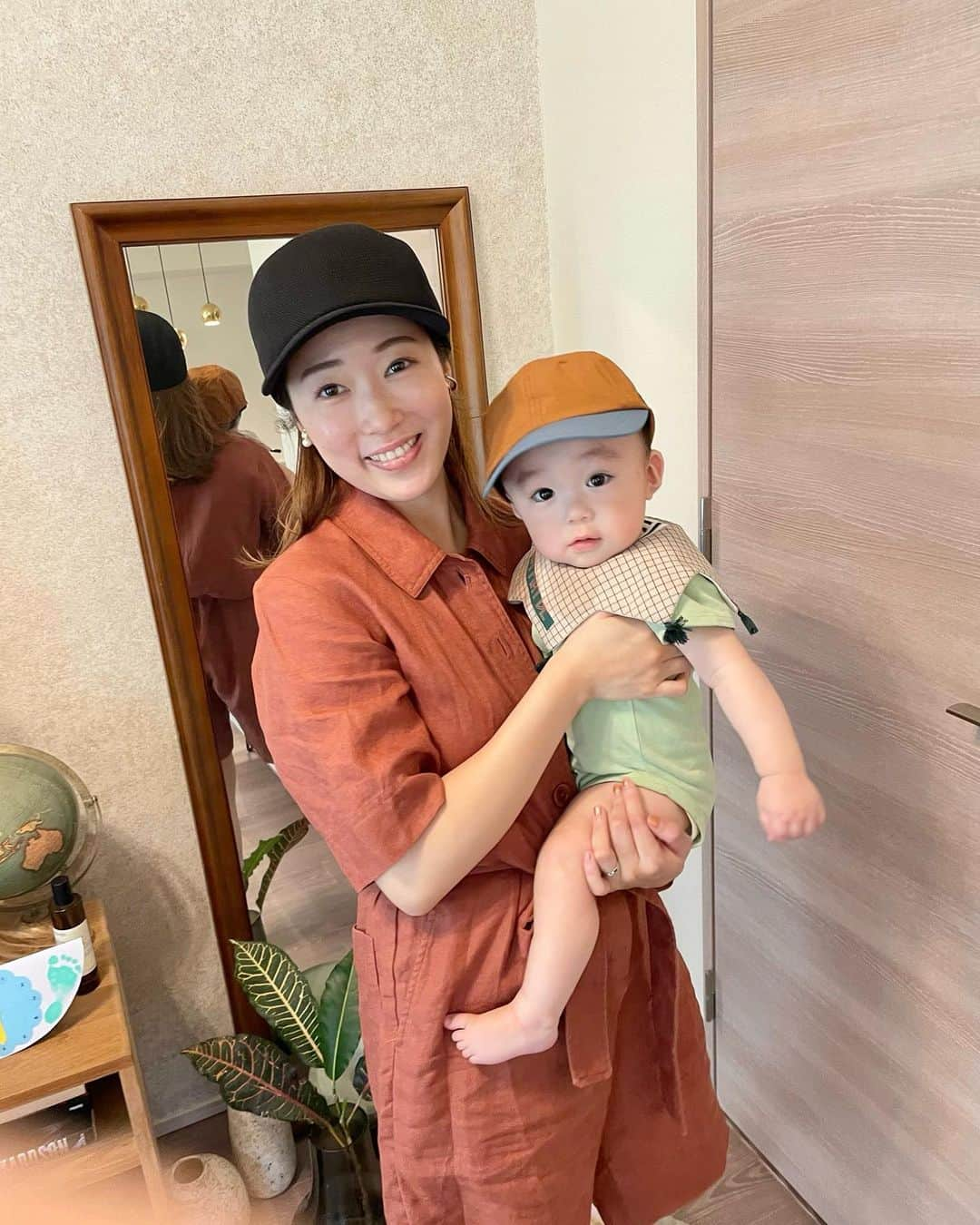 里口風子さんのインスタグラム写真 - (里口風子Instagram)「0歳10カ月になったコタさま👶🏻<「ドヤッ」  10カ月検診では、ハイハイやつかまり立ちができないのは遅めだね〜なんて言われたけど、気にせずマイペースでいてくださいね。これからも。  この頃は、お座りの体制でぴょんぴょこと微動して、「すごいでしょ〜パチパチ」と手を合わせてこちらを見てきます。抱っこ〜と甘えて泣き真似するのも覚えました😉😉  またかよお〜♡と言いながら、彼1人では移動できない貴重なラストノーハイハイ時期を噛み締めて💪いつまで抱っこさせてくれるのかな？いつまで一緒に遊んでくれるのかな？って、考えるともう泣きそう。  いやいやあんた、子育て始まったばかりだから！まだそんな心配しなくて大丈夫だから！って誰かに言ってもらいたい。  #10カ月ベビー #令和4年ベビー #2022年ベビー #子育て記録」7月5日 9時26分 - fuuu_ko0716