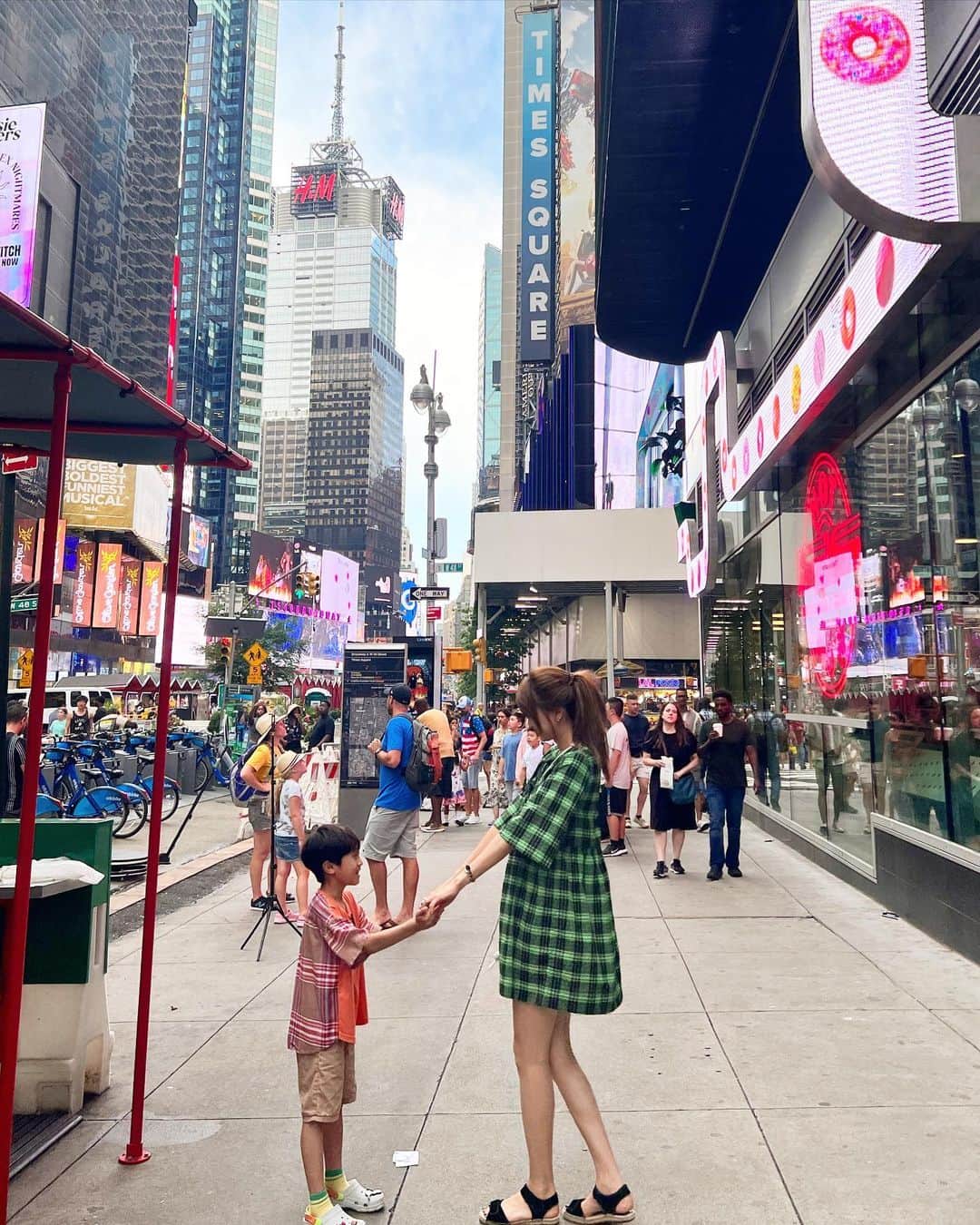のインスタグラム：「いつまで手を繋いでくれるかな? 完全にあなただけの時間🌹 Are you happy? @coco20161213  #newyork」