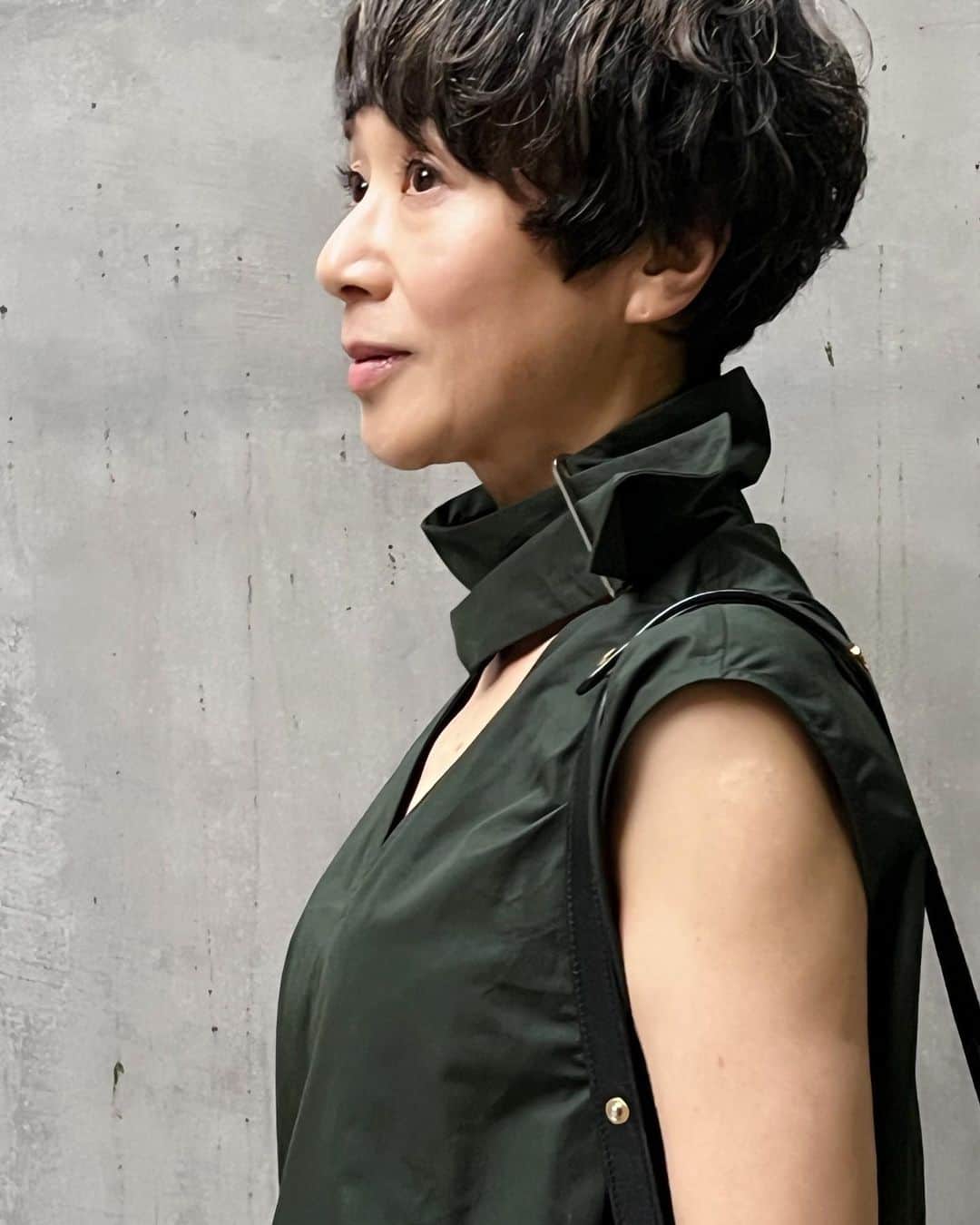 黒田知永子のインスタグラム：「. 先日の美容院の日📷 カット・カラーでメンテナンス完璧すっきり🫶 髪の毛を綺麗にしておくって本当に大事🩶 しかーし、伸びるのが早い😮‍💨  📣📣📣 7/5 @stand_fm 更新しました！ @stand_fm のアプリからかプロフィール欄のリンクツリーから聞くことができます。 お時間のある時にぜひ聞いてくださいね☺  blouse… @jilsander  前のものです💚 denim… @prada  sandal & bag… @marni   #standfm  #黒田知永子のchikoplusチャンネル  #ラジオでおしゃべり #美容院は大事 #twiggy  #黒田知永子 #chiekokuroda」