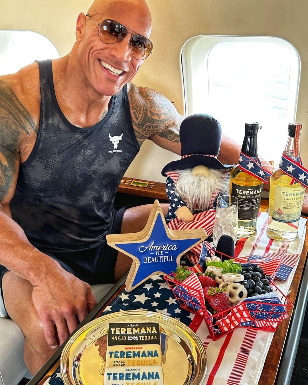 ドウェイン・ジョンソンのインスタグラム：「Bird got me home just in time and I sure appreciate the lift 🦅   I also appreciate the level of awesome detail and effort, people are kind enough to make for me. Life is big and noisy, so I appreciate the small efforts.   Helluva surprise 🥃🇺🇸  Thank you Tammi - enjoy that Anejo 🥃🩵 and thank you @jaclynscookies for these hunks of cookie heaven 🍪🥃😈  Enjoy your 4th y’all!!」