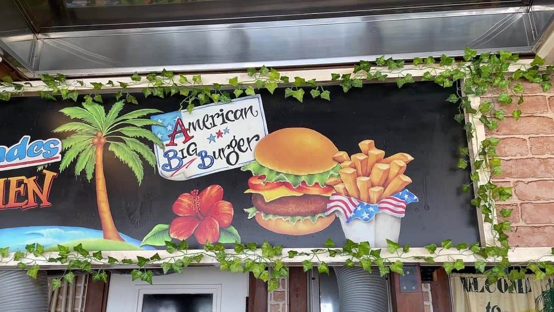 のインスタグラム：「【伊勢志摩エバーグレイズ】 大人気ランチサービス『アメリカンビッグバーガー作り』が約3年ぶり、7/7(Fri)宿泊分から再開します🍔 スタッフのベンがアメリカンビッグバーガー作りにチャレンジしてみたよ! Movieをチェック!!✨  #伊勢志摩エバーグレイズ #グランピング #エバキャン #グランピング #アメリカン #アウトドア #リゾート #キャンプ #三重県 #伊勢志摩 #志摩市 #三重旅行  #ファミリーキャンプ #ファミキャン #オートキャンプ #三重県キャンプ場 #犬とキャンプ #ハンバーガー  #everglades #glamping #resort #camping #camp #iseshima」