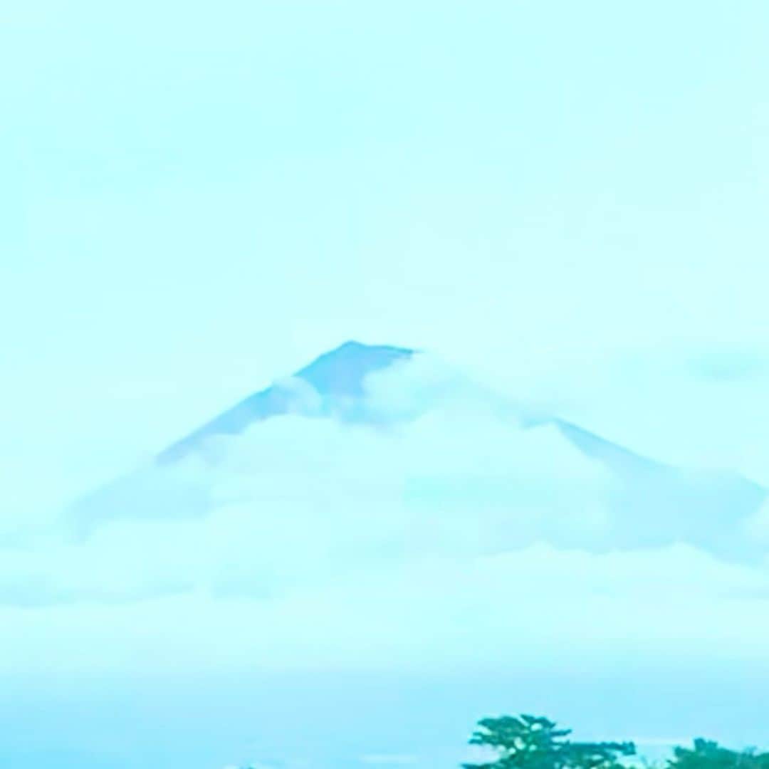 松尾貴史さんのインスタグラム写真 - (松尾貴史Instagram)「本日の #富士 様。  ほとんど雲に隠れておられる。  #mtfuji #富士山#🗻」7月5日 9時38分 - kitsch.matsuo
