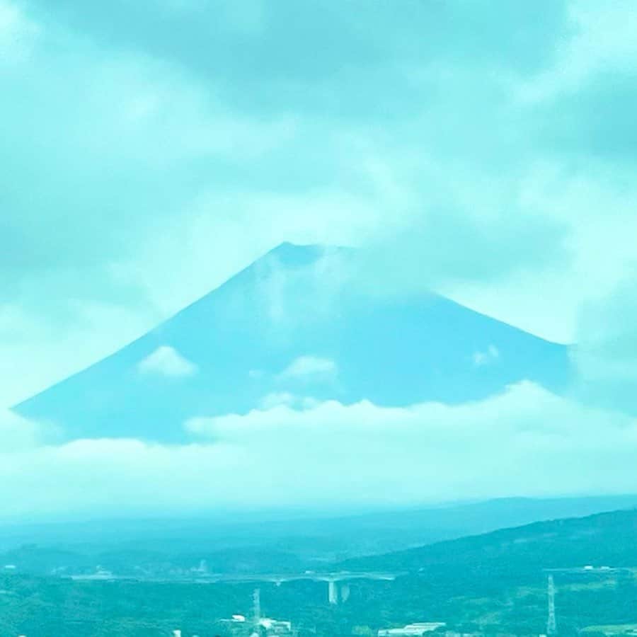 松尾貴史さんのインスタグラム写真 - (松尾貴史Instagram)「本日の #富士 様。  ほとんど雲に隠れておられる。  #mtfuji #富士山#🗻」7月5日 9時38分 - kitsch.matsuo
