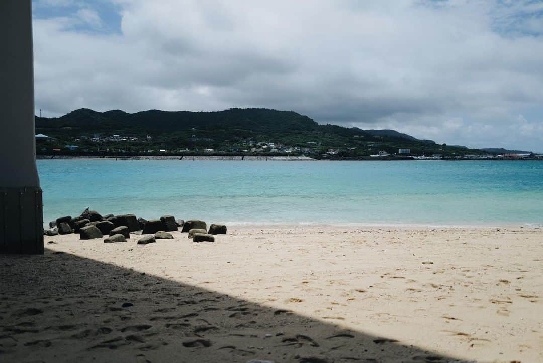 高山都さんのインスタグラム写真 - (高山都Instagram)「瀬底ビーチ🏖️ ここは、水の透明度がすごくて、本当に綺麗な海です。 人もそこまで多くないし、浅瀬に魚がいーっぱい。 そして、シュノーケリング🤿で見た光が注ぐ珊瑚やイロトリドリの魚たちの美しいこと！ 無心になって泳ぎました。 ラッシュガードは明るい色が着たくて @nagonstans_official  ちなみに、浅瀬にいる魚の中で、ムラサメモンガラという綺麗な魚は産卵期でとても気が立っていて、攻撃的で噛むようなのです。巣の近くに行かなければ大丈夫みたい。 血が出るくらい痛いみたいで気をつけてくださいね。(夫が噛まれた)  #都の旅の記録  #瀬底島」7月5日 9時41分 - miyare38