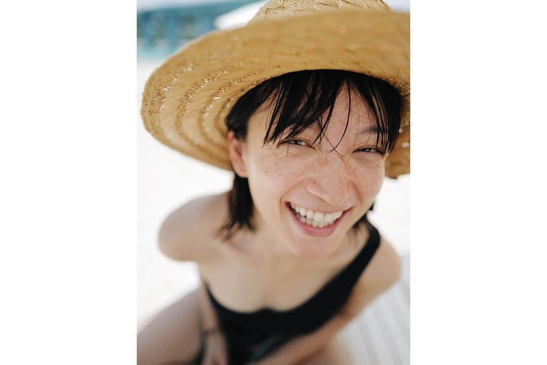 高山都さんのインスタグラム写真 - (高山都Instagram)「瀬底ビーチ🏖️ ここは、水の透明度がすごくて、本当に綺麗な海です。 人もそこまで多くないし、浅瀬に魚がいーっぱい。 そして、シュノーケリング🤿で見た光が注ぐ珊瑚やイロトリドリの魚たちの美しいこと！ 無心になって泳ぎました。 ラッシュガードは明るい色が着たくて @nagonstans_official  ちなみに、浅瀬にいる魚の中で、ムラサメモンガラという綺麗な魚は産卵期でとても気が立っていて、攻撃的で噛むようなのです。巣の近くに行かなければ大丈夫みたい。 血が出るくらい痛いみたいで気をつけてくださいね。(夫が噛まれた)  #都の旅の記録  #瀬底島」7月5日 9時41分 - miyare38