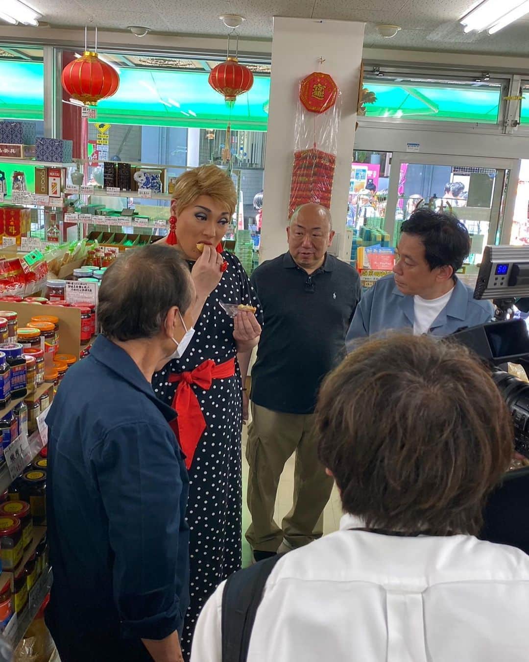ナジャ・グランディーバstaffさんのインスタグラム写真 - (ナジャ・グランディーバstaffInstagram)「おはようございます😊 今週最後の放送です📺  きょうの南京町にある中国の食材・雑貨が並ぶ「東福」さんへ。 浦川さんは大量のザーサイにテンションアップ！？ ナジャさんは鍋のフタを○○と間違えていました。 詳しくはオンエアをチェック！  #ウラナジャ #ウラウラ #浦川泰幸 #ナジャ・グランディーバ #南京町 #東福」7月5日 9時43分 - nadja_grandiva_staff