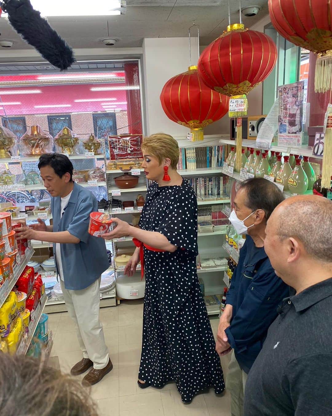ナジャ・グランディーバstaffさんのインスタグラム写真 - (ナジャ・グランディーバstaffInstagram)「おはようございます😊 今週最後の放送です📺  きょうの南京町にある中国の食材・雑貨が並ぶ「東福」さんへ。 浦川さんは大量のザーサイにテンションアップ！？ ナジャさんは鍋のフタを○○と間違えていました。 詳しくはオンエアをチェック！  #ウラナジャ #ウラウラ #浦川泰幸 #ナジャ・グランディーバ #南京町 #東福」7月5日 9時43分 - nadja_grandiva_staff