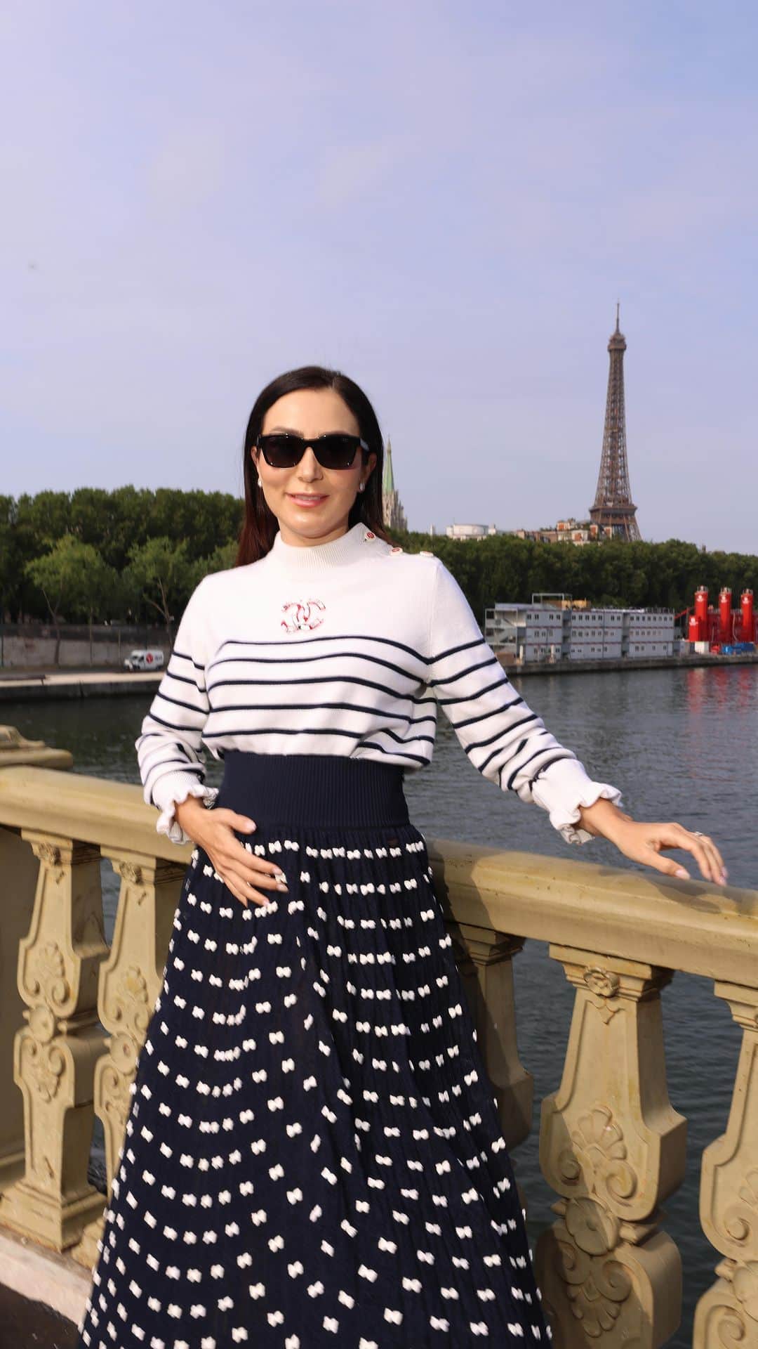 Lalá Noletoのインスタグラム：「Uma grávida no desfile da Chanel 💙 Uma combinação navy lady like bem no espírito parisiense! Look total @chanelofficial」