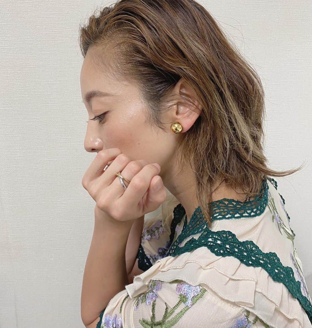 西山茉希さんのインスタグラム写真 - (西山茉希Instagram)「『らしくないからイイですね👀』 が衣装決定打。  #透け #レースワンピ #収録コーデ  『ほんと、ミドリ好きよね👀すぐ手に取るもんね』 本当はコレが決定打🤫  ワンピース @saaageboutique   アクセサリー @lohmejewelry @cesoi_jewelr」7月5日 9時49分 - maki.nshiyama50