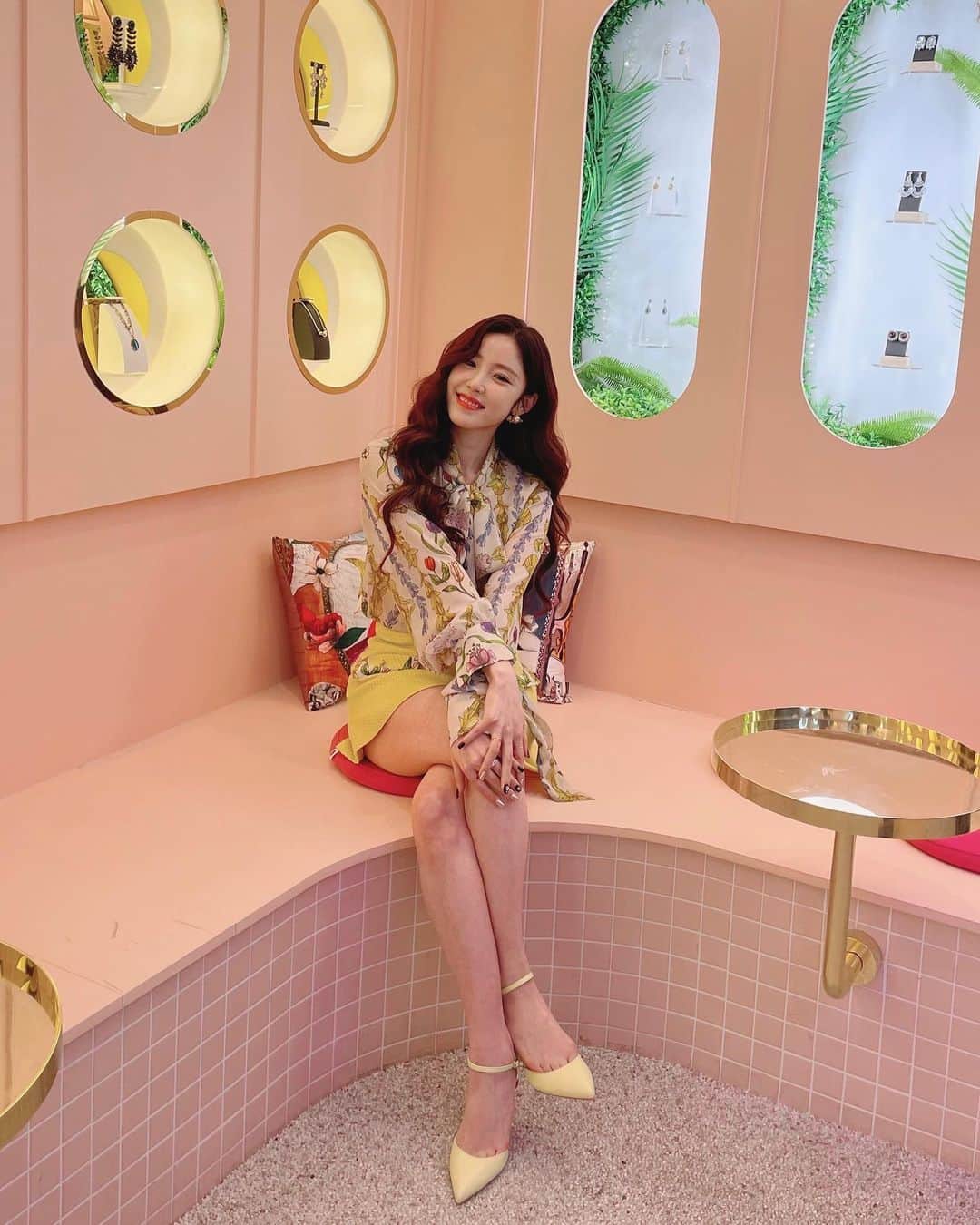 チョン・ヒョソンのインスタグラム：「핑크핑크 💖 민혜쇼룸 #Lunachic  #NETFLIX  #CELEBRITY #셀러브리티 🖤   민혜팀 ✨ 👗  @ljn9697 @hi_ee_l  💄  @yemingkki  @2ssu_ouioui @makeup_g.yooung  💇🏻‍♀️ @harini_ouioui  @areum_ouioui @__bbini」
