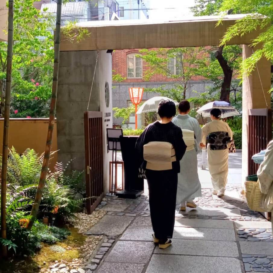 きもの京小町さんのインスタグラム写真 - (きもの京小町Instagram)「浴衣持ってなくてもOK 浴衣着られなくてもOK  大人の京都「鴨川納涼床」を 浴衣・夏着物で楽しみましょう 初めての方 お一人様も大歓迎です♪ ______________________ 浴衣でお出かけ ＼京都の#夏の京都の風物詩 浴衣一式お持ち帰りOK 参加者さま限定着付け無料サービス ______________________ ◆集合　7/8(土)　12：00～  ◆場所　ルアン鮒鶴 京都鴨川リゾート  ◆参加費　12,000円税込 ※料金にはお食事代、選べる浴衣一式（浴衣・帯・下駄・腰紐・前板・スリップ）が含まれます。 ※浴衣一式はお持ち帰りいただけます。 ※その日から使えるお買い物1,000円offクーポンプレゼント  ◆お料理内容 　前菜、スープ、魚料理、肉料理、デザート、パン、食後のお飲み物 ◆所要時間 　約 2時間 ◆定員　 11名 ◆スケジュール お申込みフォームからご予約 （送って頂きましたら折り返し確認のご連絡をさせて頂きます） ↓ 開催3日前を目途に再度ご連絡させて頂きます ↓ 1、お着物をご自分でお召の方は当日会場へお越しください 2、お着付けご希望の方は京都本店へお越しください （時間は別途ご連絡いたします） ↓ 会場に集合 お食事を楽しんだ後は お店からのプレゼント抽選会 納涼床でお写真撮影タイム （所要時間約2時間） ↓ 解散 ※ご希望の方、京都本店でお菓子とお茶を頂きながら茶話会。 ◆浴衣・お着物でお越しの方 会場へ直接お越しください。 参加費は6,600円税込みにさせて頂きます。  ◆浴衣セットご希望の方（参加費に浴衣セットの代金は含まれます） お申込みいただきましたら ご年代、サイズ、ご希望の色、などをお伺いします。 セット内容は、浴衣・帯・下駄・腰紐・前板・スリップです。 当日午前中に京都 きもの京小町 京都本店にお越し頂き浴衣をお選びください。 ※9,900円相当のお選びいただいた浴衣一式をお持ち帰りいただけます。 お時間は別途お知らせいたします。  ◆お着付けご希望の方（着付け無料サービス） 当日午前中に京都 きもの京小町 京都本店にお越し頂き浴衣をお着付けさせて頂きます。 お時間は別途お知らせいたします。 【会場】 ルアン鮒鶴 京都鴨川リゾート 雨天の場合、屋内でのお食事に変更させて頂きます。  ◆詳しくは @kimono_kyokomachi プロフィール＞＞リンククリック＞＞イベント一覧＞＞鴨川納涼床ランチ  ◆ご予約方法 上記詳細ページからのご予約フォーム、LINE、お電話、メール いずれかの方法でご予約下さい。 3日以内に折り返しご連絡させていただきます。  お問い合わせ ＜京都 きもの京小町　京都店＞ 京都市下京区松原通室町東入ル玉津島町296 「烏丸駅」徒歩10分 TEL　075-343-5598　営業10:00-18:00 email : info@maruhisa.biz  【Enjoy!! KIMONO 友の会公式LINE】 @enjoy.kimono のプロフィールのURLから「Enjoy!! KIMONO 友の会」公式ラインとお友達になってください イベントの最新情報をお届けしております！ ぜひ、お友達になってくださいね  #鴨川納涼床 #鴨川納涼床 #鴨川納涼床ランチ #浴衣ランチ会 #夏着物コーデ #夏着物でお出かけ #夏着物デビュー #着付け無料 #着付け無料サービス #京都おでかけ #大人浴衣 #京都ランチ #京都浴衣旅 #京都浴衣 #浴衣でお出かけ #浴衣でおでかけ #浴衣セット #浴衣セット割」7月5日 9時54分 - kimono_kyokomachi