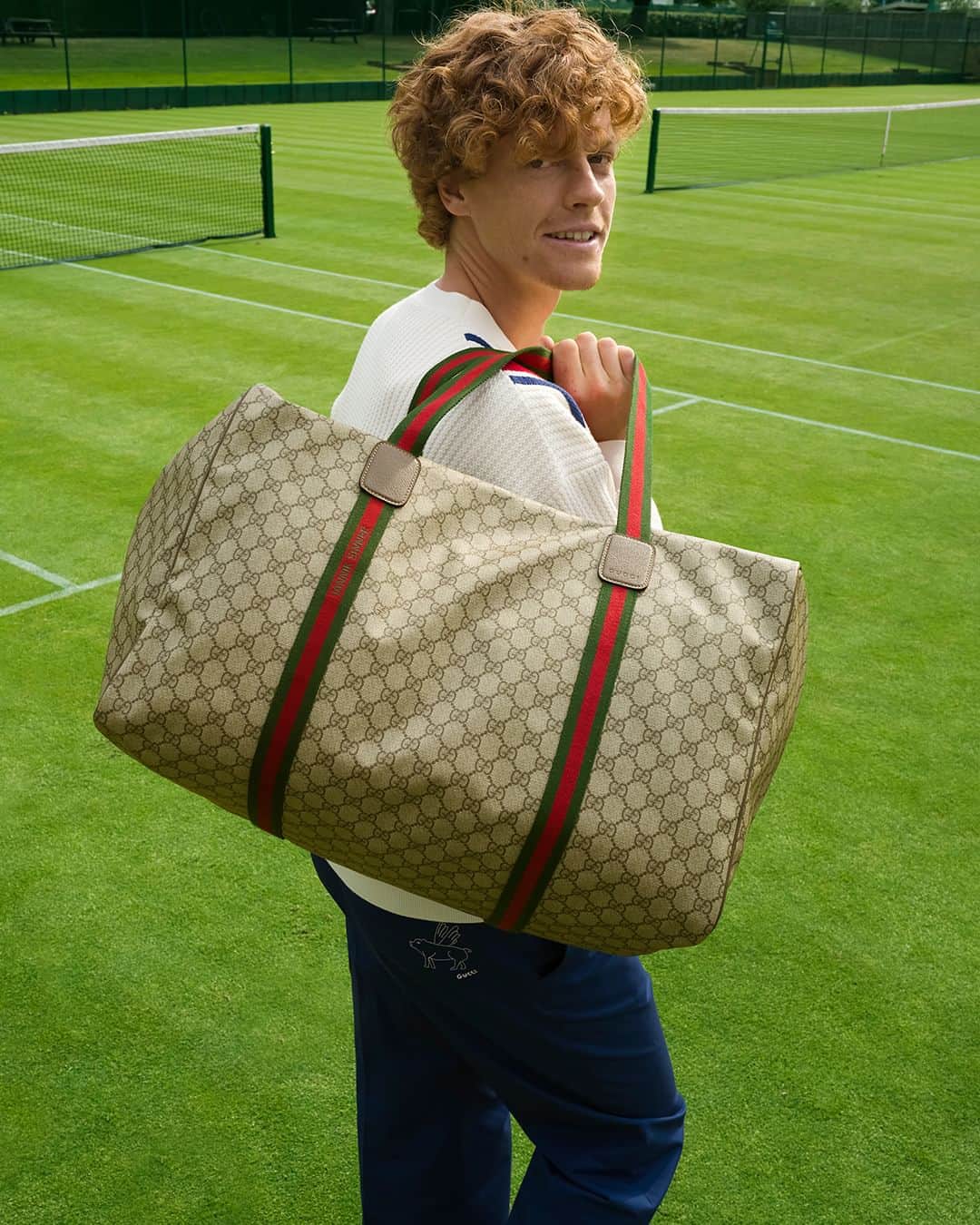 グッチさんのインスタグラム写真 - (グッチInstagram)「Jannik Sinner is seen with his custom Gucci duffle bag at this year’s Wimbledon.   #JannikSinner #Wimbledon #Gucci」7月5日 1時00分 - gucci