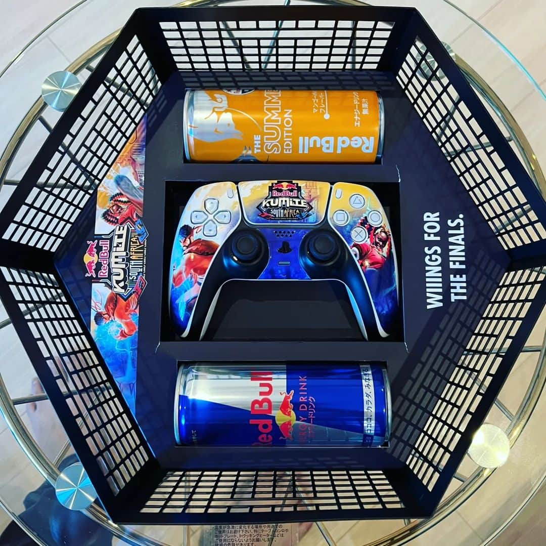 梅原大吾さんのインスタグラム写真 - (梅原大吾Instagram)「すんごいの届いてた  Cool stuff came in the mail today.  #RedBullKumite」7月5日 1時01分 - daigothebeast