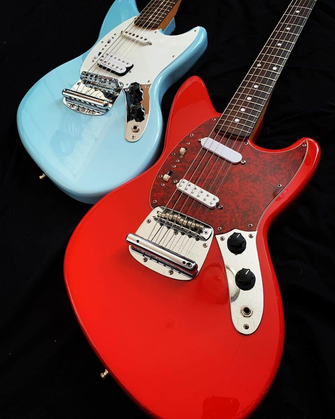Fender Guitarのインスタグラム：「These Jag-Stangs from @nirvanaguitars are perfect for the holiday! Share yours with #FenderFanMail for the chance to be featured next.」