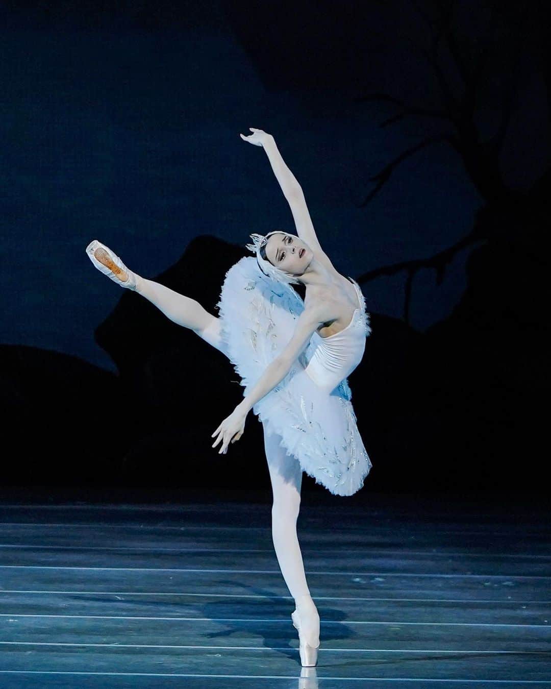 マリア・コーレワのインスタグラム：「Memories about the show 🥹 “Swan Lake” with the magnificent @philipp_stepin photos of the white act taken by @anfffoto 🦢  На память о спектакле 🥹 «Лебединое Озеро» с прекрасным Принцем @philipp_stepin 🤍 Фотографии сделал @anfffoto 🦢」
