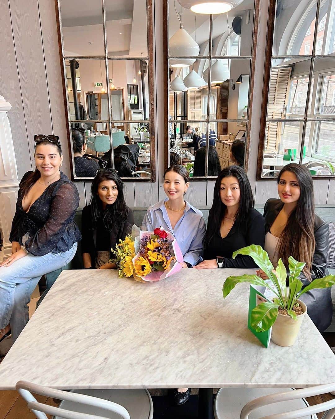 のインスタグラム：「Thank you so much for celebrating ladies❤️🥰  Having spent a year after moving to London, I'm immensely grateful for the incredible friends I've made who go above and beyond to celebrate my birthday🥹  この年になるともはや忘れたいくらいの誕生日ですが、 こうして異国の地で出会った友達に祝ってもらえるとやはり嬉しい。  #london #londonlife #celebration」