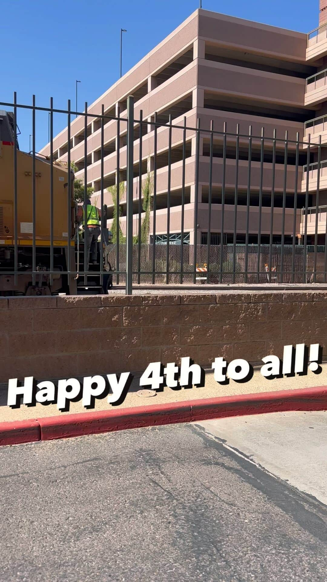 エバン・ロンゴリアのインスタグラム：「Enjoy the 4th! 🇺🇸 🎆 🧨」