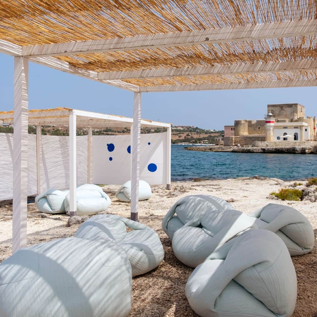 Natuzzi Officialさんのインスタグラム写真 - (Natuzzi OfficialInstagram)「A Transromantic Republic on the Mediterranean rocky shore to rediscover the joy of being together. Moments that are reflected and remain imprinted on the crystal clear waters of Sicily.   Natuzzi Italia @picnic_affairr   June 30 to July 2  Brucoli, Sicily   #natuzzi #natuzziitalia #picnicaffair」7月5日 1時14分 - natuzzi
