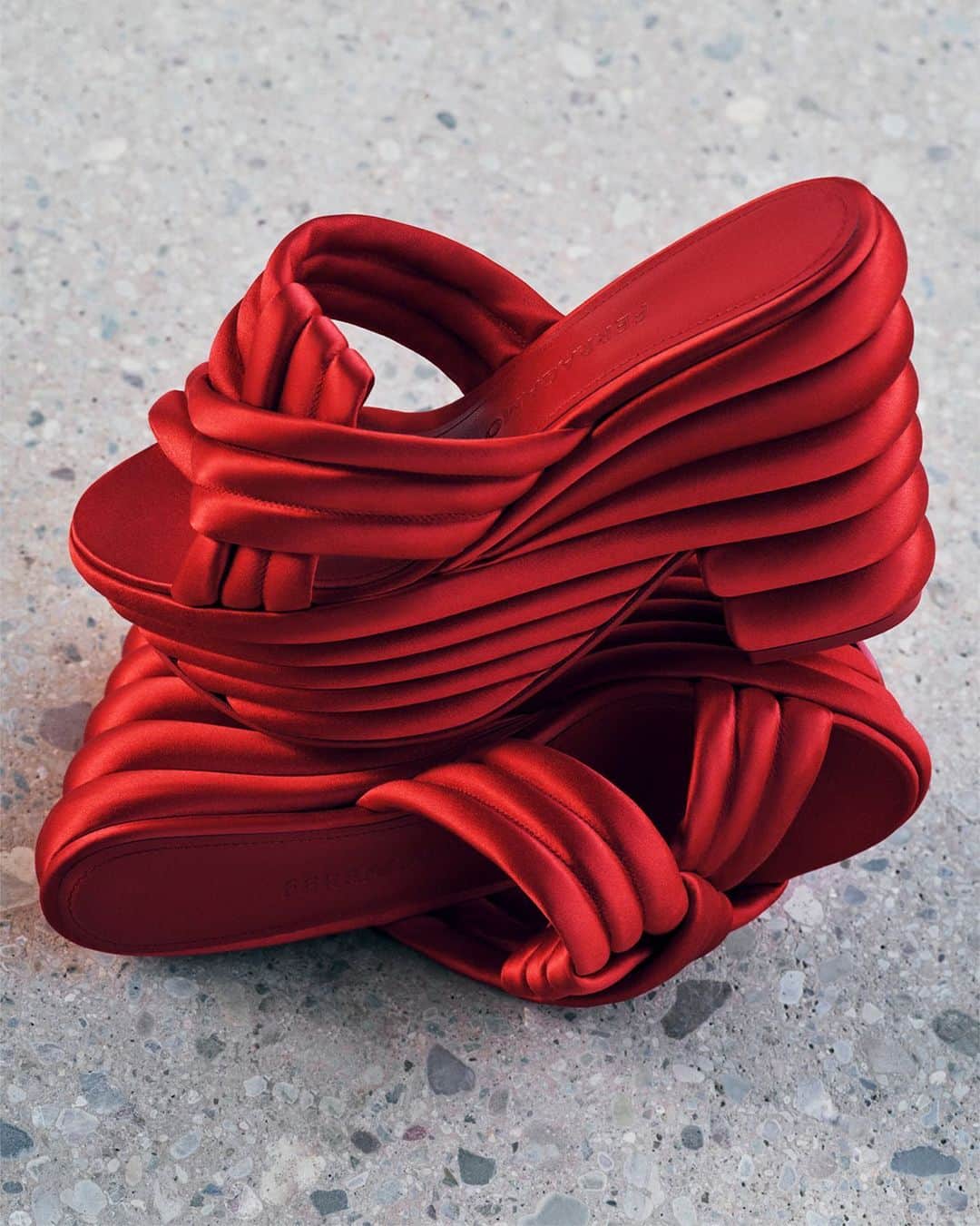 サルヴァトーレ・フェラガモのインスタグラム：「FLAMING RED. #FERRAGAMOPF23」