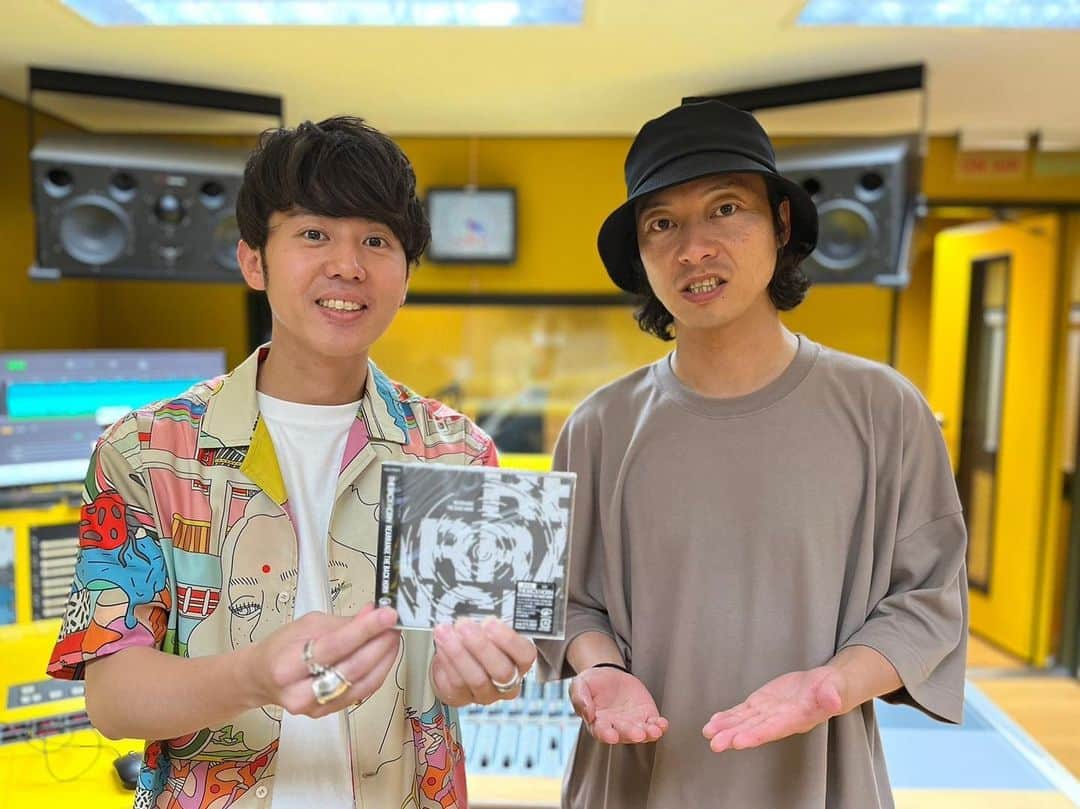 樋口大喜さんのインスタグラム写真 - (樋口大喜Instagram)「23.07.01. THE BACK HORN 山田将司 さん . #FM802 RADIO∞INFINITYには何度もご出演頂き、クリスマススペシャルでは「羽根」の声だけver.を特別にご制作頂きました！ . 今回のリアレンジアルバムでは、その声だけver.を経ての制作だと思い、ご本人に伺ったところ、それは違うとキッパリ。 . しかし話を深掘りする中で結局「声だけ」で曲の種が出来ていたことが判明！！！(やっぱり！！！) . めちゃめちゃ笑いましたー！ 是非タイムフリーでも聴いてね！ . #THEBACKHORN #山田将司」7月5日 1時38分 - itsdaikyhiguchi