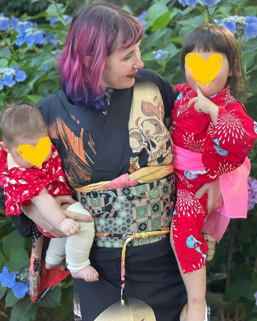 Anji SALZさんのインスタグラム写真 - (Anji SALZInstagram)「So proud and happy to go out in kimono with my babies 👶🏻 I know I don’t do it as often as when I was without kids, but when I do, it feels even more special to share this bit of Japanese culture with them. 👘❤️ Here is to hoping that they will grow up loving kimono as well!   Last picture is a bonus to see how trashy the kitsuke really looks after juggling kids all day 😅😂  Thank you for the wonderful time @kimono_keisatsu 🥳  子供たちと着物で出かけるととても嬉しいです❤️ 和装を着る時間が減ってしまったけど、、😭　この2人も着物好きになるといいね。  そして最後の写真は子育て中のリアルな姿ww着付けはボロボロ😂😂  #kimono #japanesekimono #ootd #momsofinstagram #momstyle #kidskimono #japan #着物コーディネート #子育てを楽しむ #和装 #ママコーデ #着物生活 #普段着物」7月5日 1時31分 - salztokyo