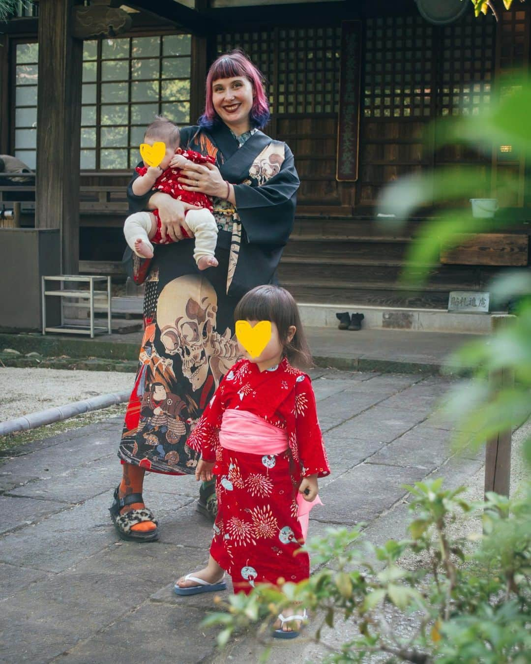 Anji SALZさんのインスタグラム写真 - (Anji SALZInstagram)「So proud and happy to go out in kimono with my babies 👶🏻 I know I don’t do it as often as when I was without kids, but when I do, it feels even more special to share this bit of Japanese culture with them. 👘❤️ Here is to hoping that they will grow up loving kimono as well!   Last picture is a bonus to see how trashy the kitsuke really looks after juggling kids all day 😅😂  Thank you for the wonderful time @kimono_keisatsu 🥳  子供たちと着物で出かけるととても嬉しいです❤️ 和装を着る時間が減ってしまったけど、、😭　この2人も着物好きになるといいね。  そして最後の写真は子育て中のリアルな姿ww着付けはボロボロ😂😂  #kimono #japanesekimono #ootd #momsofinstagram #momstyle #kidskimono #japan #着物コーディネート #子育てを楽しむ #和装 #ママコーデ #着物生活 #普段着物」7月5日 1時31分 - salztokyo