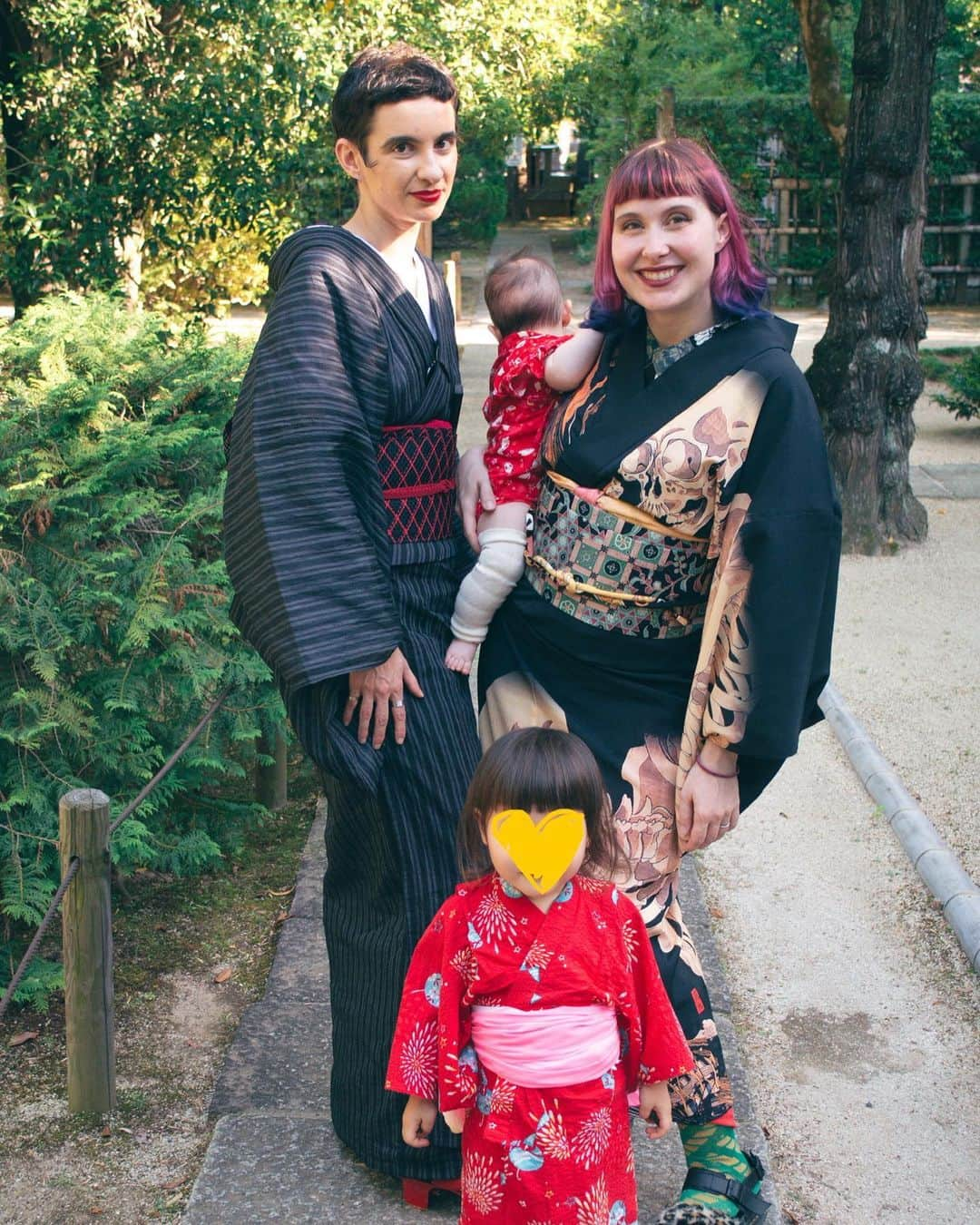 Anji SALZさんのインスタグラム写真 - (Anji SALZInstagram)「So proud and happy to go out in kimono with my babies 👶🏻 I know I don’t do it as often as when I was without kids, but when I do, it feels even more special to share this bit of Japanese culture with them. 👘❤️ Here is to hoping that they will grow up loving kimono as well!   Last picture is a bonus to see how trashy the kitsuke really looks after juggling kids all day 😅😂  Thank you for the wonderful time @kimono_keisatsu 🥳  子供たちと着物で出かけるととても嬉しいです❤️ 和装を着る時間が減ってしまったけど、、😭　この2人も着物好きになるといいね。  そして最後の写真は子育て中のリアルな姿ww着付けはボロボロ😂😂  #kimono #japanesekimono #ootd #momsofinstagram #momstyle #kidskimono #japan #着物コーディネート #子育てを楽しむ #和装 #ママコーデ #着物生活 #普段着物」7月5日 1時31分 - salztokyo