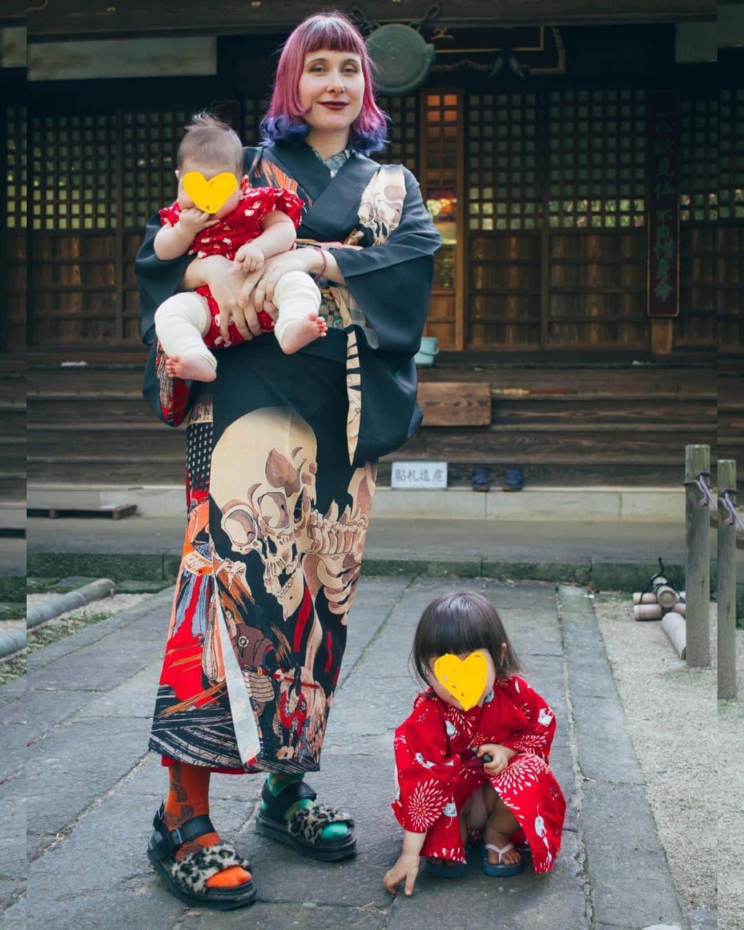 Anji SALZのインスタグラム：「So proud and happy to go out in kimono with my babies 👶🏻 I know I don’t do it as often as when I was without kids, but when I do, it feels even more special to share this bit of Japanese culture with them. 👘❤️ Here is to hoping that they will grow up loving kimono as well!   Last picture is a bonus to see how trashy the kitsuke really looks after juggling kids all day 😅😂  Thank you for the wonderful time @kimono_keisatsu 🥳  子供たちと着物で出かけるととても嬉しいです❤️ 和装を着る時間が減ってしまったけど、、😭　この2人も着物好きになるといいね。  そして最後の写真は子育て中のリアルな姿ww着付けはボロボロ😂😂  #kimono #japanesekimono #ootd #momsofinstagram #momstyle #kidskimono #japan #着物コーディネート #子育てを楽しむ #和装 #ママコーデ #着物生活 #普段着物」