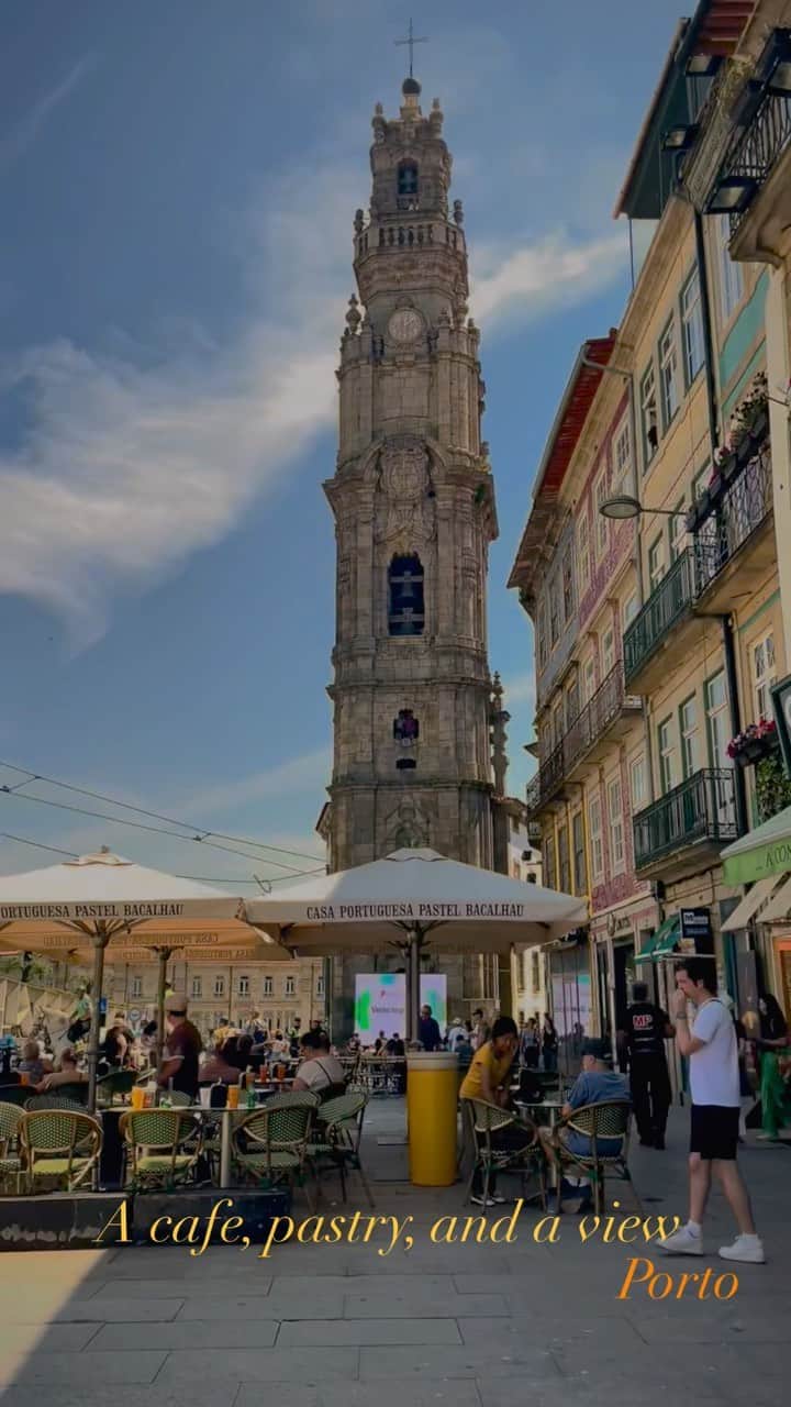 サイモンとマルティナのインスタグラム：「I love hanging out in cafes with a view. I spent a few days in Porto recently, to check out a famous bookstore, hang out with a dear friend, and to check out some of the city. But first, a cafe duplo, and a chocolate powdered thingy that I don’t know the name of, but really enjoyed.」