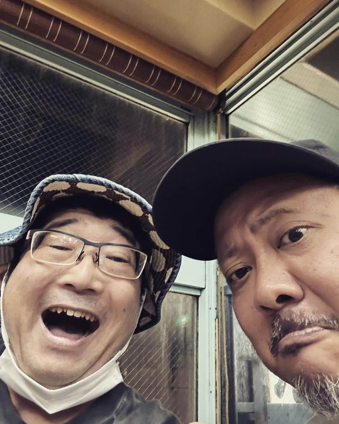 のインスタグラム：「真夜中の仲良しさんたち。  #モンゴル800 #キヨサクくん」