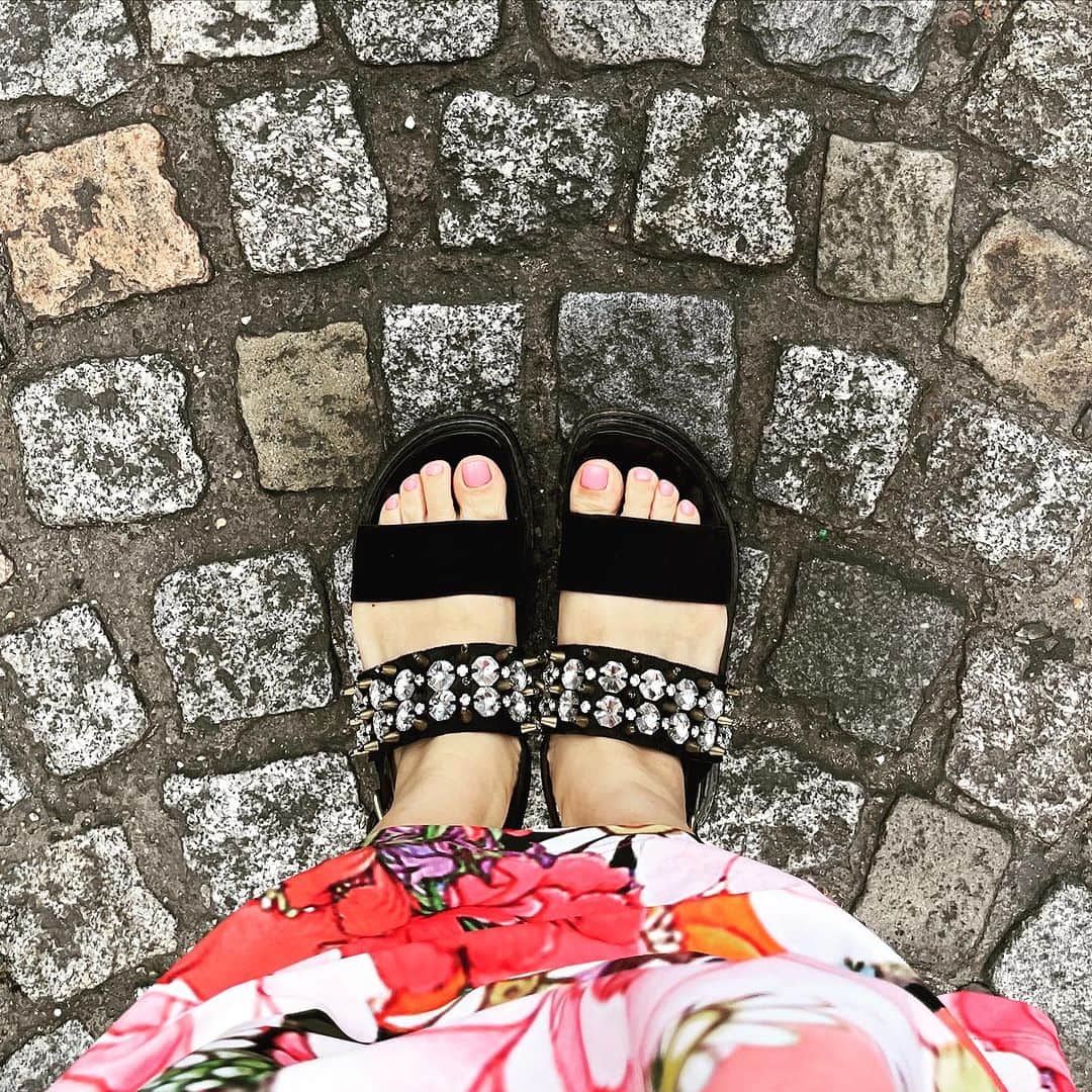 大森美希のインスタグラム：「In a Pink Mood 💗  ピンクのペディキュアでやさしい気分に💗   Dress : Comme des Garçons Sandales : Marni  #commedesgarcons #commedesgarçons #marni #loveshoes #punk #pink #paris #nails #pedicure #fashion #sandals #style #shoelover #beauty #beauté   #シューズ好き #パンク #ピンク #ピンクネイル #靴好き #靴好き女子 #ファッション #コムデギャルソン #パリ #パリ散歩 #パリところどころ #モード #ビューティ #ビューティー #美容」