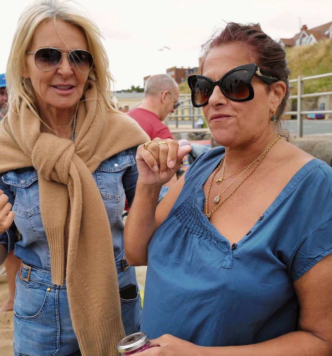 アマンダ ウェイクリーのインスタグラム：「Lovely picnic on the beach in Margate yesterday celebrating the superstar @traceyeminstudio birthday … happy happy birthday darling Ribbit…  All love from Captain @hmclm and First Mate ❤️❤️❤️  📷 @richardyounggallery   #Amandawakeley #TraceyEmin #HappyBirthday #Britishsummer #Artist #Friends #Happiness」