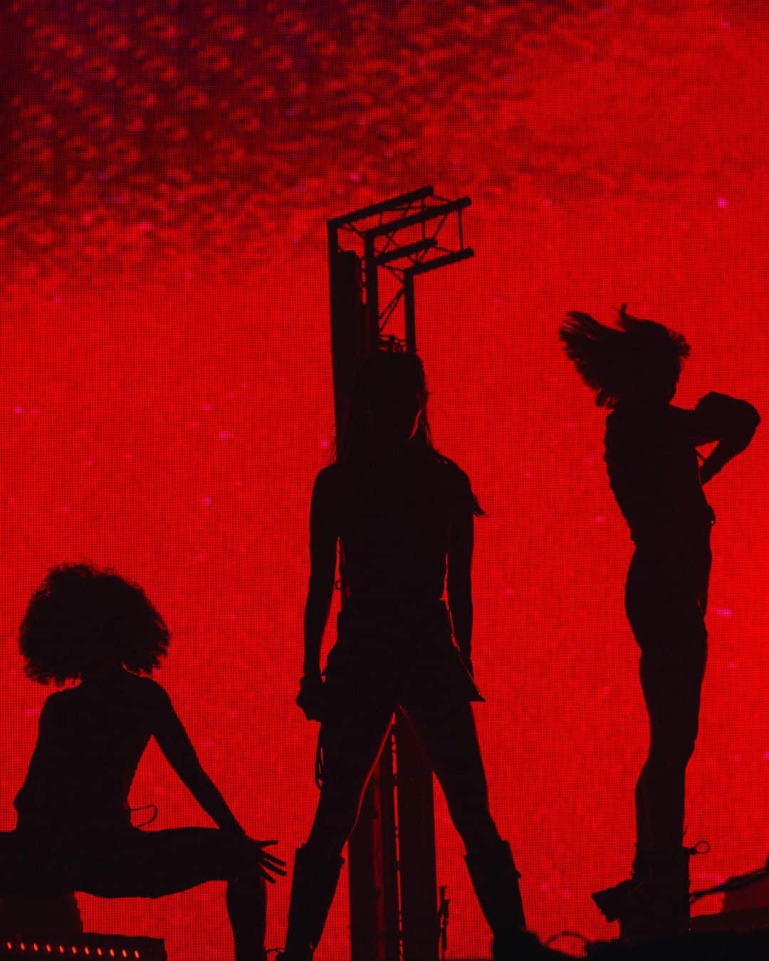 リナ・サワヤマのインスタグラム：「is this a movie????? Or a pop show ????????? Like ?????  seriously proud of this new show 🥹 u can watch it all on BBC iPlayer for another couple of weeks, and in person at headline shows and festivals around North America this summer (the headline shows will be a longer set)  ➡️Swipe for all my festival dates and headline shows-  get tix quick!   📸 @bufola @ Glastonbury」