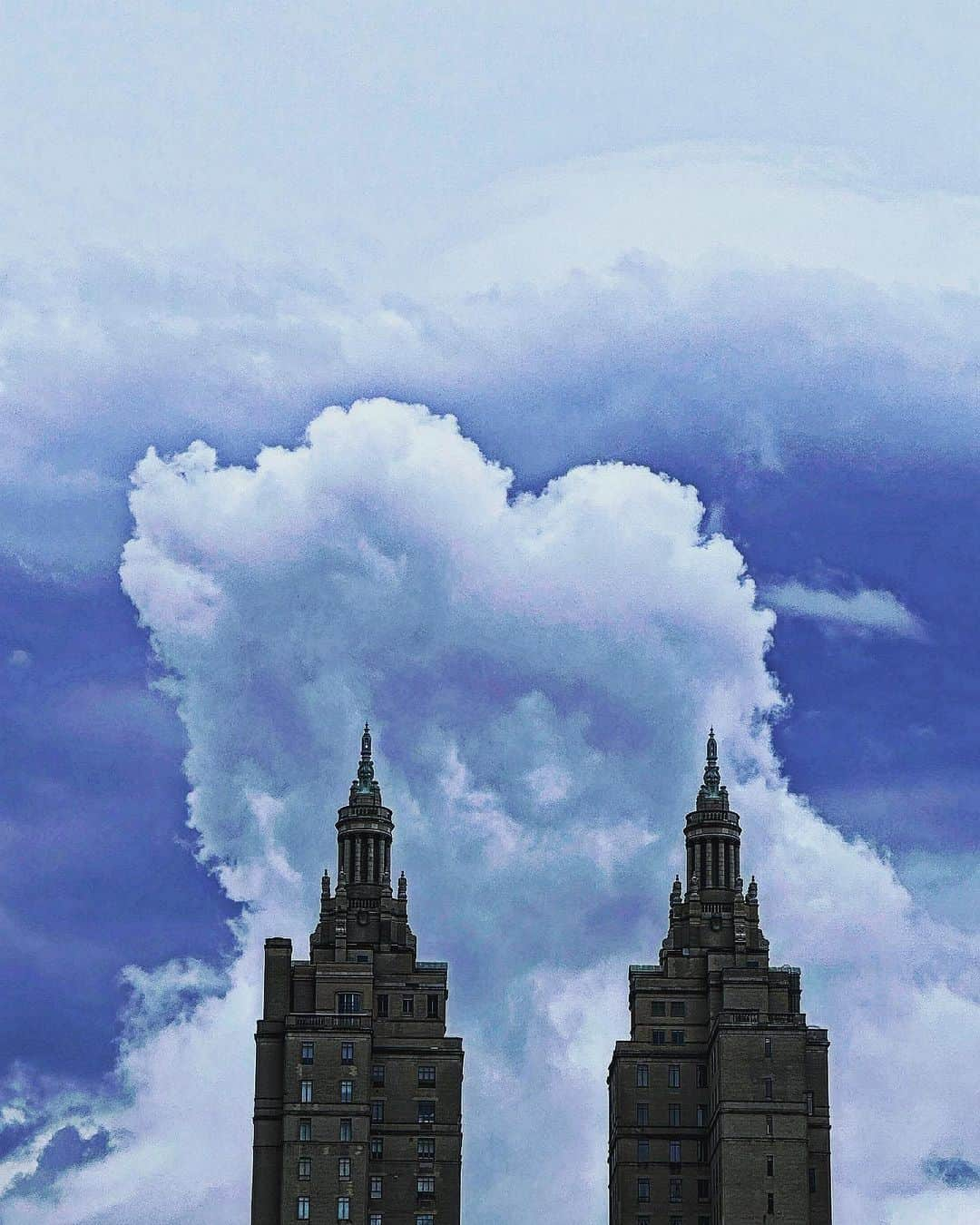 JULIEN D'YSさんのインスタグラム写真 - (JULIEN D'YSInstagram)「The eldorado tower ... happy 4 july in storms day ⛈️🇺🇸#newyork🤍☁️」7月5日 2時02分 - juliendys