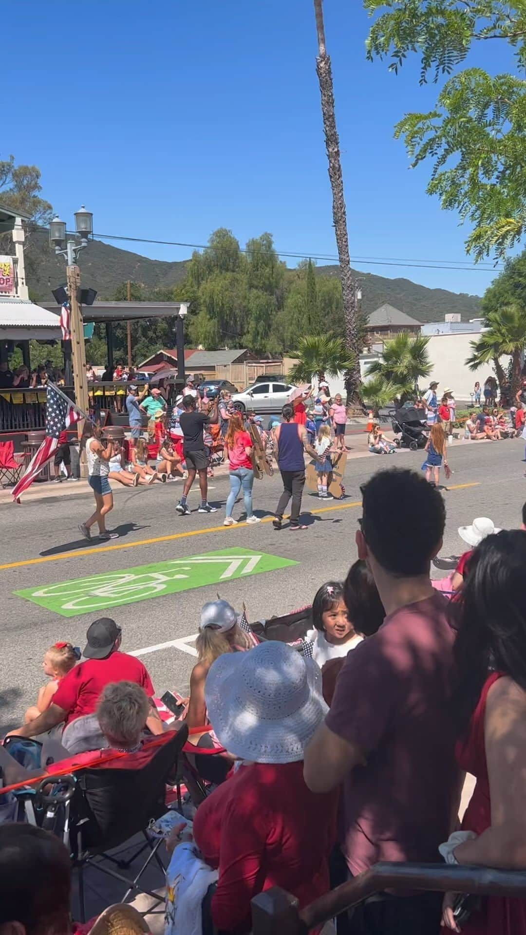 ディーン・ノリスのインスタグラム：「Small town Fourth of July parade!  One of the reasons we love #Temecula #visittemecula Happy 4th!! @swinginncafe」