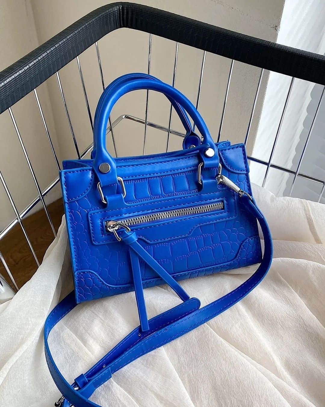 SHEINのインスタグラム：「The bold and the blue-tiful 💙😍 Which bag would you snag for a pop of color? 👇  🔎11230903 10013438 14902226  #SHEIN #SHEINforAll #SHEINstyle #fashion #chic」