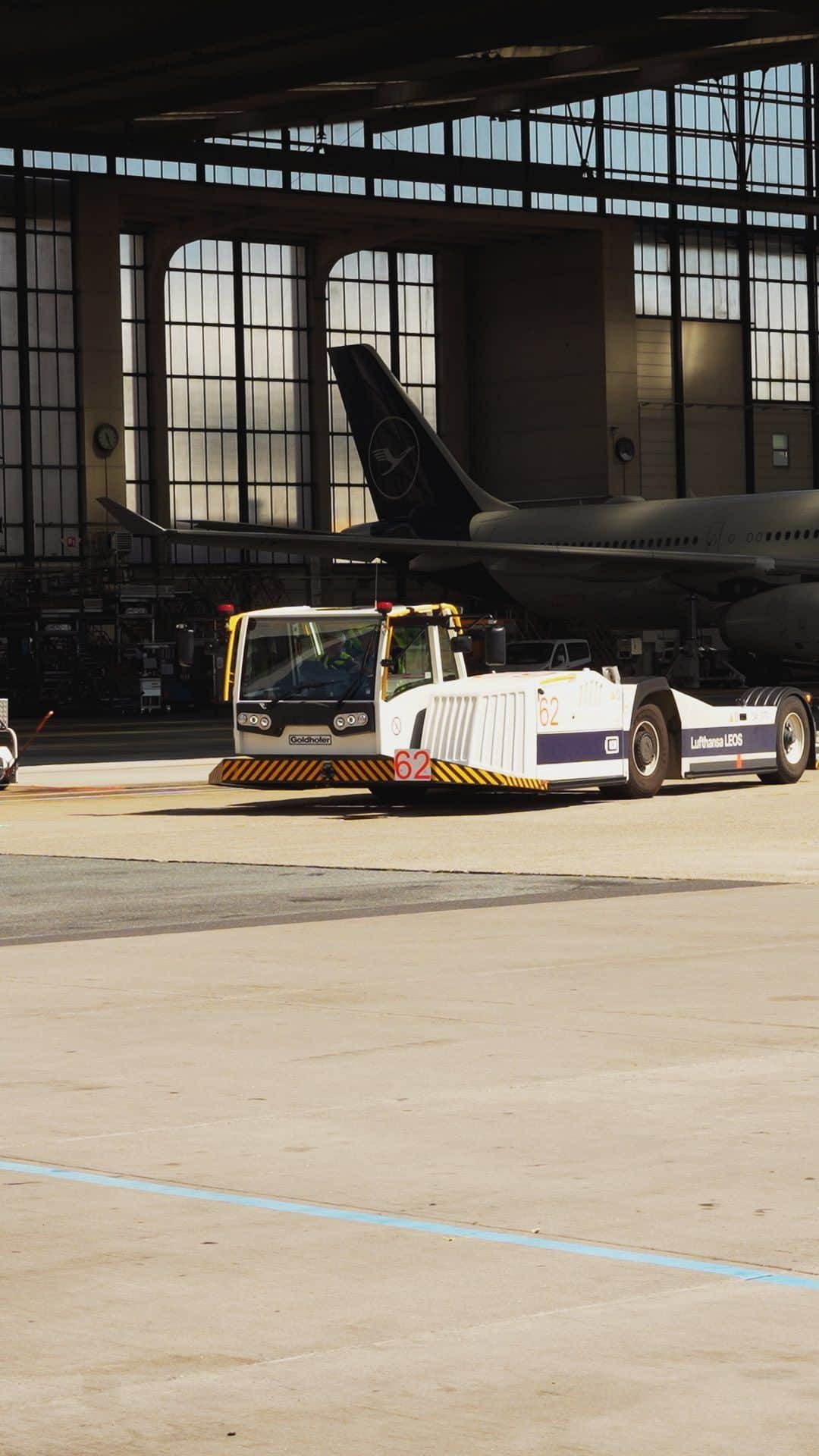 ルフトハンザのインスタグラム：「They see me rollin‘, they towin‘   Earlier this year we hosted a special raffle to passengers who booked their flight with Compensaid. A lucky winner got to ride with one of our all electric airplane tractors, living with the Lufthansa Engineering and Operational Services (LEOS) team. This e-tow tractor can tow airplanes, weighing up to 352 tons, completely emission free. Take a look at our winner‘s experience!」