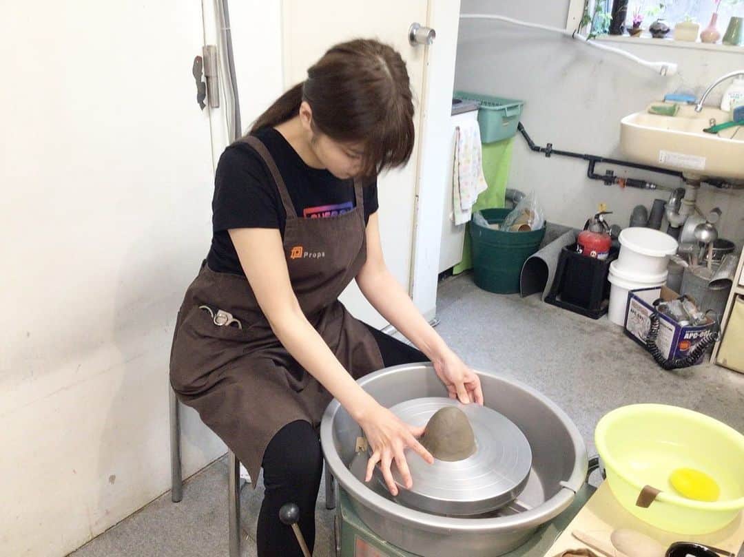 西谷麻糸呂のインスタグラム：「#顔ガチすぎる #撮られてること気づいてない  #陶芸  再投稿🙇‍♀️コメント、いいね下さった方すみません😭😭」