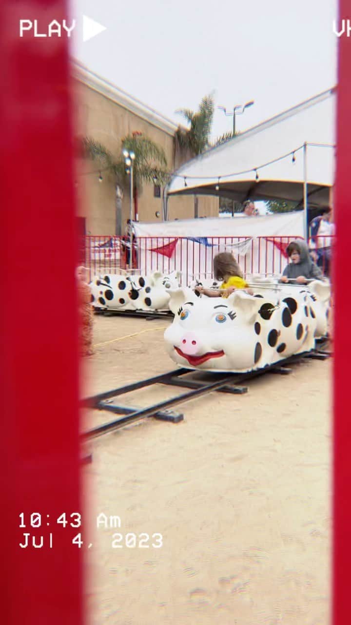 のインスタグラム：「We did the fair and there was minimal drama 👏🏼🎡🎠」