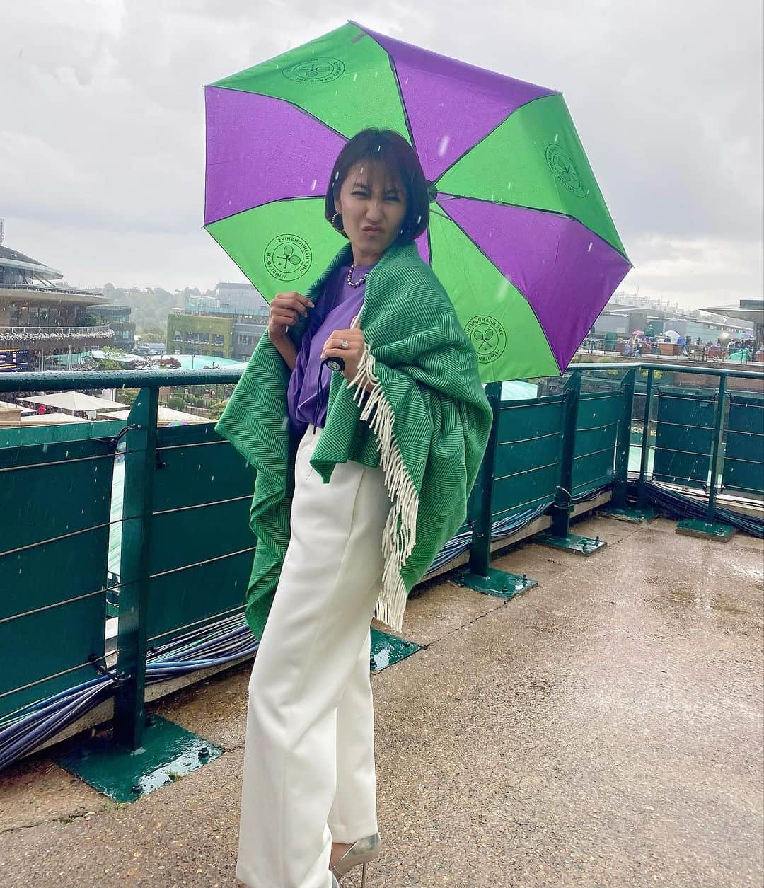 森上亜希子のインスタグラム：「今日は残念ながらほとんどの試合がキャンセルになりました☔️  気温も低く寒かったので、ウィンブルドンshopでウール100%のショールを買いました。（商品としてはショールではなくブランケットですが😅） これが、めちゃくちゃ暖かくて最高です‼️  が、今日の衣装との合わせが完全にウィンブルドンカラーになってしまいました🤣🤣  という事で、本日の衣装です。 Styling by @mari_takarada （ショール以外）  Tops, bottom共に @lephil_official   Necklace, pierce共に @stellarhollywood   #wimbledon  #tennis #テニス #nhk #解説者 #衣装紹介 #lephil  #stellarhollywood #mikihouse」