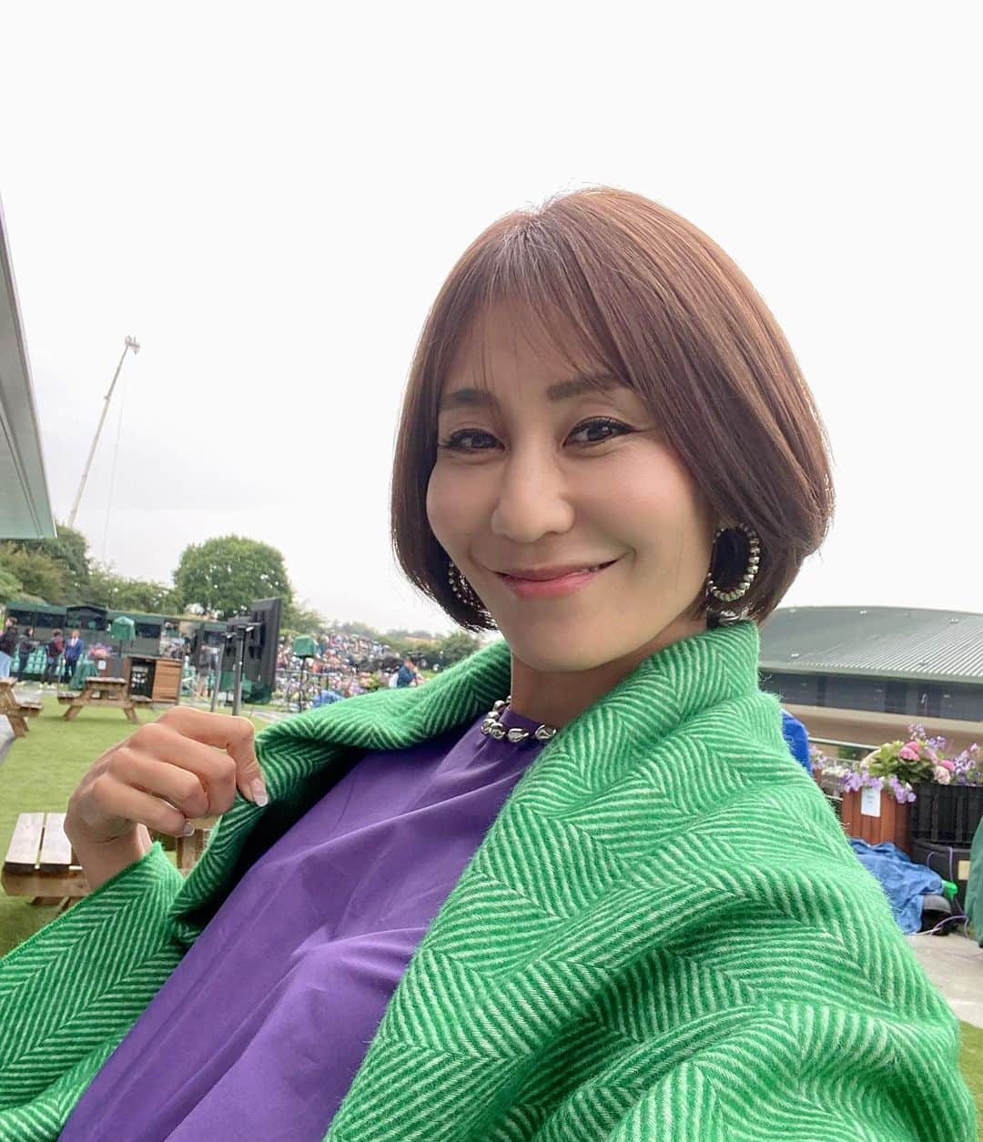 森上亜希子さんのインスタグラム写真 - (森上亜希子Instagram)「今日は残念ながらほとんどの試合がキャンセルになりました☔️  気温も低く寒かったので、ウィンブルドンshopでウール100%のショールを買いました。（商品としてはショールではなくブランケットですが😅） これが、めちゃくちゃ暖かくて最高です‼️  が、今日の衣装との合わせが完全にウィンブルドンカラーになってしまいました🤣🤣  という事で、本日の衣装です。 Styling by @mari_takarada （ショール以外）  Tops, bottom共に @lephil_official   Necklace, pierce共に @stellarhollywood   #wimbledon  #tennis #テニス #nhk #解説者 #衣装紹介 #lephil  #stellarhollywood #mikihouse」7月5日 2時46分 - akiko_morigami