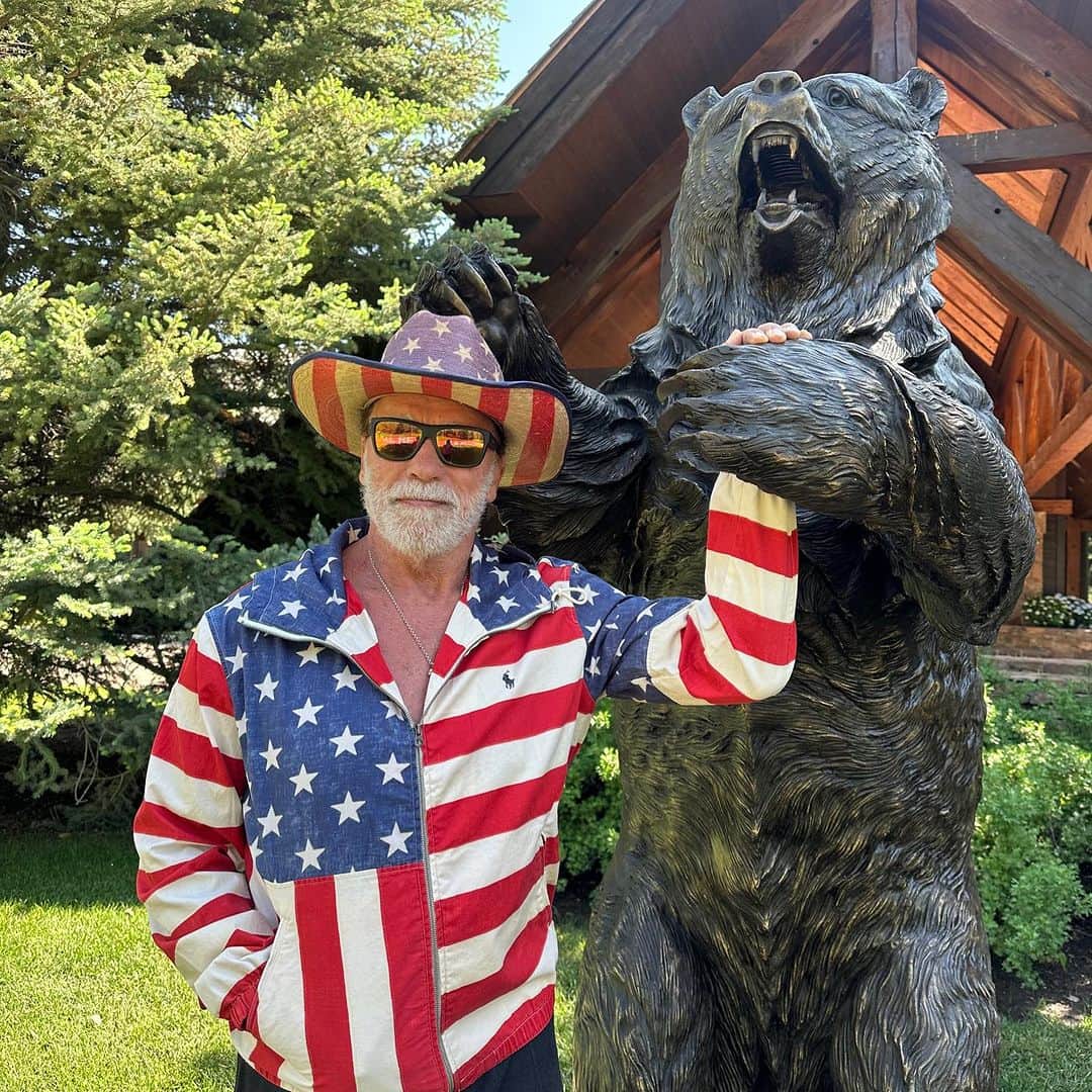 アーノルド・シュワルツェネッガーのインスタグラム：「Happy 4th of July! I was born in Austria, but I am Made in America.   Consider this your official reminder: put your phone down, turn off the social media, get outside, BBQ, and spend some time with your friends and family.」