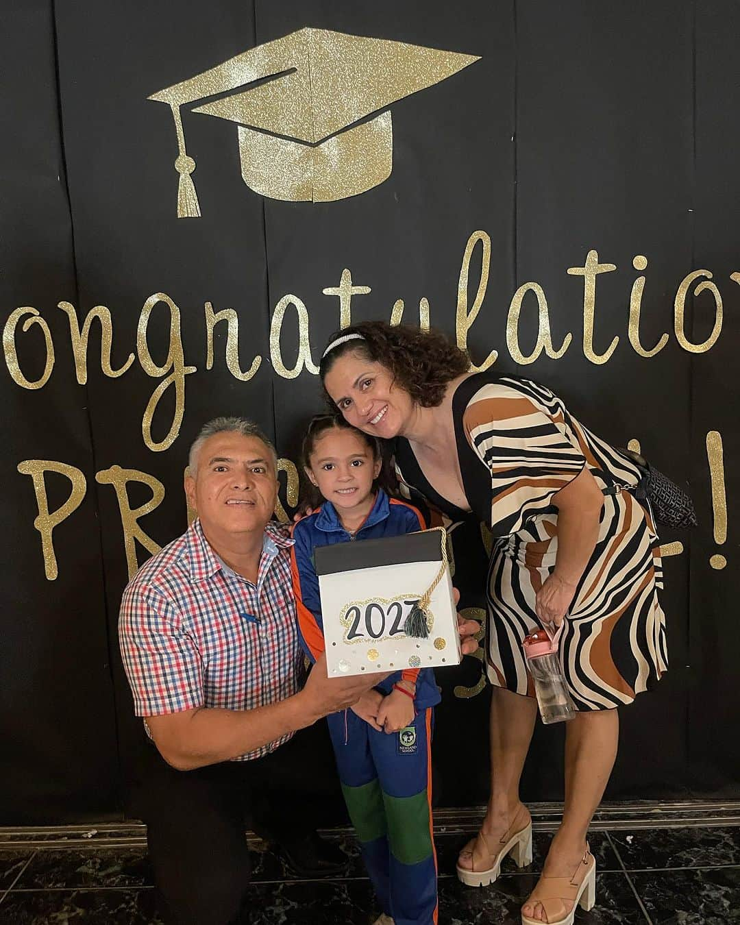 イヴァン・ガルシアさんのインスタグラム写真 - (イヴァン・ガルシアInstagram)「Graduación de mi niña hermosa ❤️👩🏻‍🎓   Me siento muy orgulloso de mi ti mi niña hermosa . Soy testigo de todo el esfuerzo que pusiste ….  Nos vamos a la primaria y como siempre , iremos siempre juntos de la mano , con mucho amor y entusiasmo TE AMO MI IVANA  #graduacion🎓 #byebyeprefirst #Miniñayanoesniña #papaorgulloso」7月5日 3時06分 - ivangarciapollo