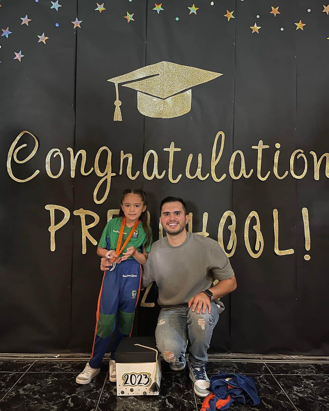 イヴァン・ガルシアのインスタグラム：「Graduación de mi niña hermosa ❤️👩🏻‍🎓   Me siento muy orgulloso de mi ti mi niña hermosa . Soy testigo de todo el esfuerzo que pusiste ….  Nos vamos a la primaria y como siempre , iremos siempre juntos de la mano , con mucho amor y entusiasmo TE AMO MI IVANA  #graduacion🎓 #byebyeprefirst #Miniñayanoesniña #papaorgulloso」