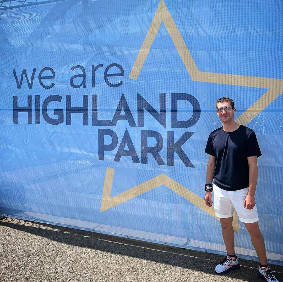 ジェイソン・ブラウンさんのインスタグラム写真 - (ジェイソン・ブラウンInstagram)「We are Highland Park 💙   @hp.strong #hpstrong #home」7月5日 3時09分 - jasonbskates