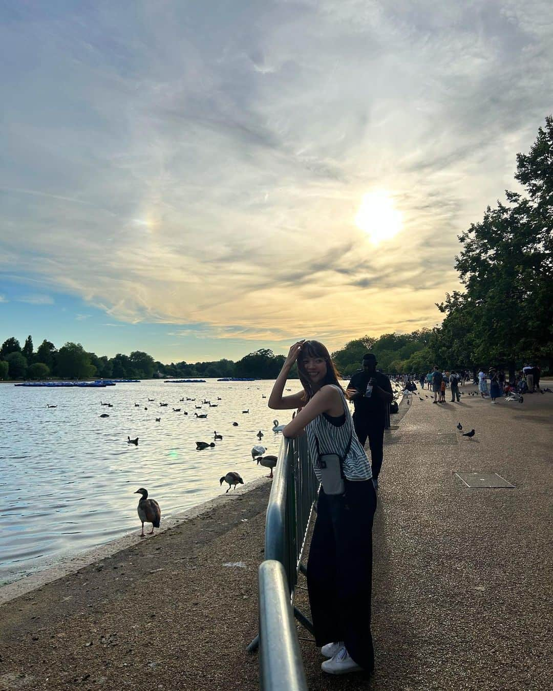 寺川里奈のインスタグラム：「ロンドンにきて約三ヶ月。  0からのスタートだったけど、 素敵な方々との出会いや環境にも恵まれて、 本当にイギリスに来てよかったなあ と思える毎日を送っています。  楽しいことばかりではなくて、 勉強は孤独で学べば学ぶほど ゴールが遠のくし、 最初は授業についていけないことが悔しくてこっそり抜けてトイレで泣く日もあった🤫😂  でも今は強くなれてると思うし まだまだイギリスで頑張りたいって思う🕊  変わっていくこと 変わらずにいることを意識しながら☺️  これからの未来が楽しみだなあと思う日々です😌🇬🇧  #ロンドン留学 #london  #england」