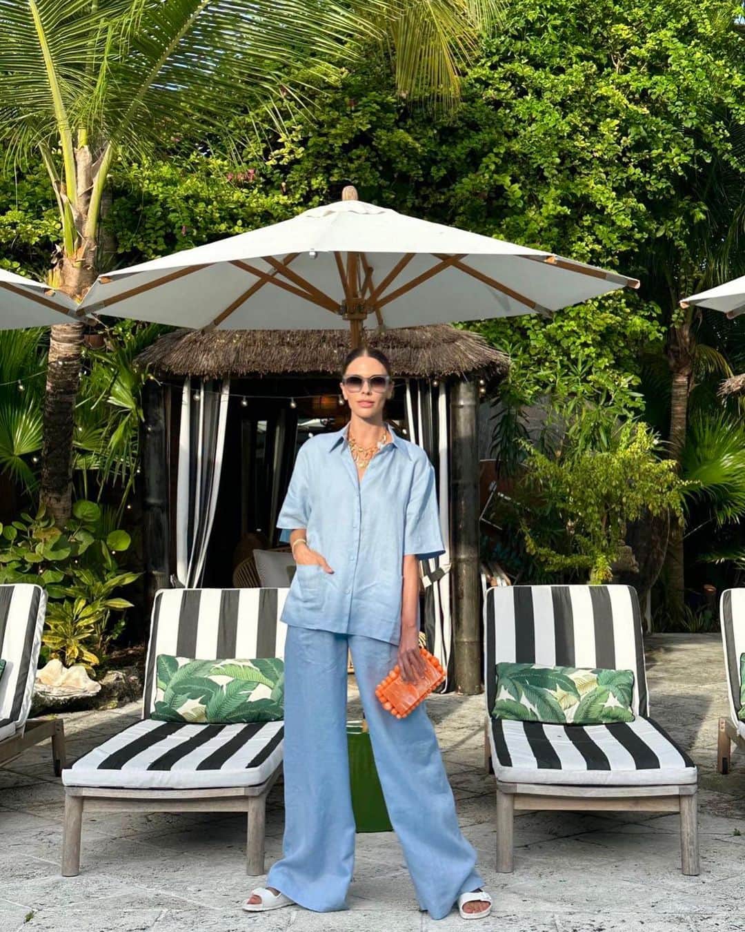シンシア ローリーのインスタグラム：「Red, White, & a Blue linen set ❤️🤍🩵」