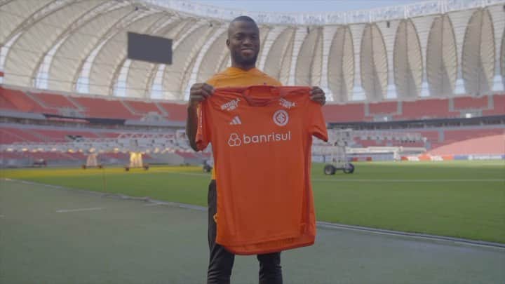 エネル・バレンシアのインスタグラム：「Wow   Qué recibimiento afición colorada 🙌  @scinternacional estamos juntos 🤝  Gracias @claroecuador por acompañarnos 🔴⚪️」