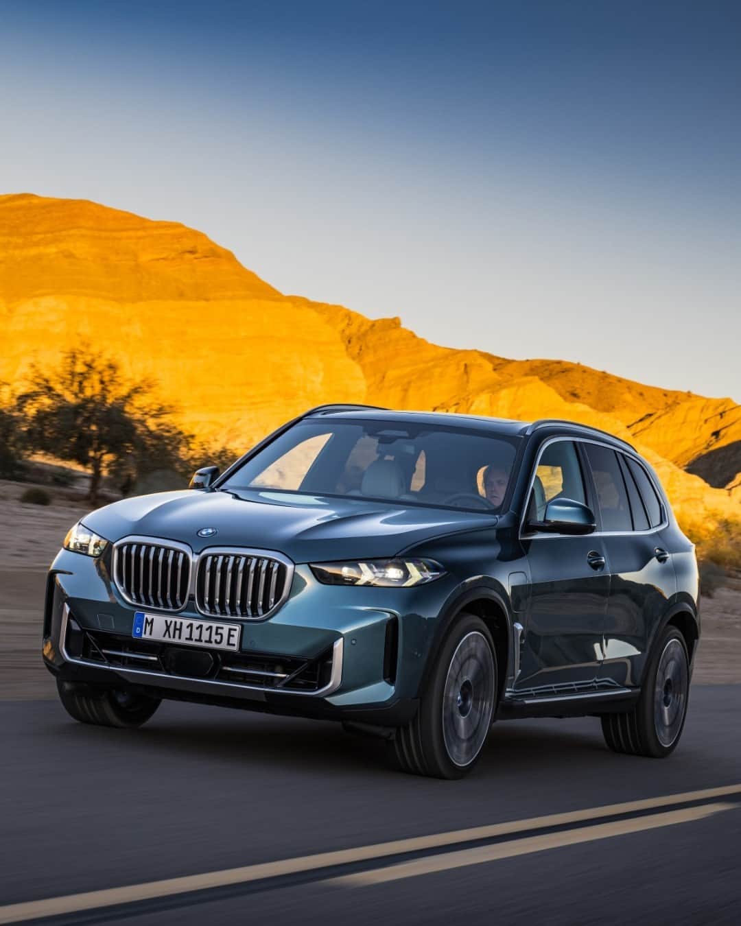 BMWのインスタグラム：「Golden hour but make it BOLD 🌅  The BMW X5. #THEX5 #BMW #X5 #JoyElectrified #PluginHybrid  __ BMW X5 xDrive50e: Combined fuel consumption, weighted: 1.1–0.8 l/100 km. Combined power consumption, weighted: 27.0–22.9 kWh/100 km. Combined CO2 emissions, weighted: 26–18 g/km. Electric range: 94.0–110.0 kilometers. All data according to WLTP.  Further info: www.bmw.com/disclaimer」