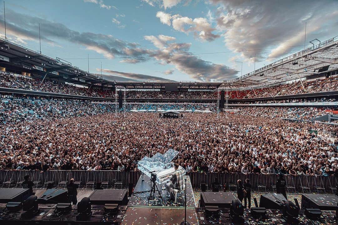 KYGOのインスタグラム：「Throwback to 1 year ago when I played the biggest show of my career in Oslo 🇳🇴」